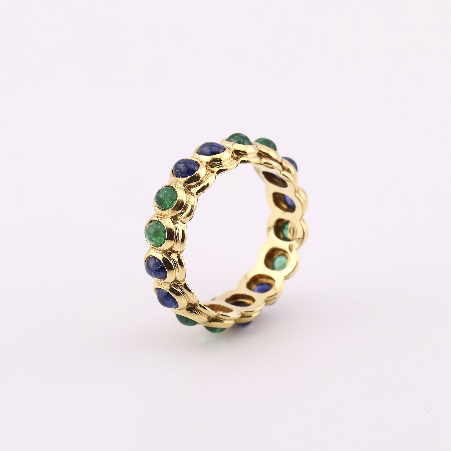 Anillo con Zafiros y Esmeraldas en Oro de 18K