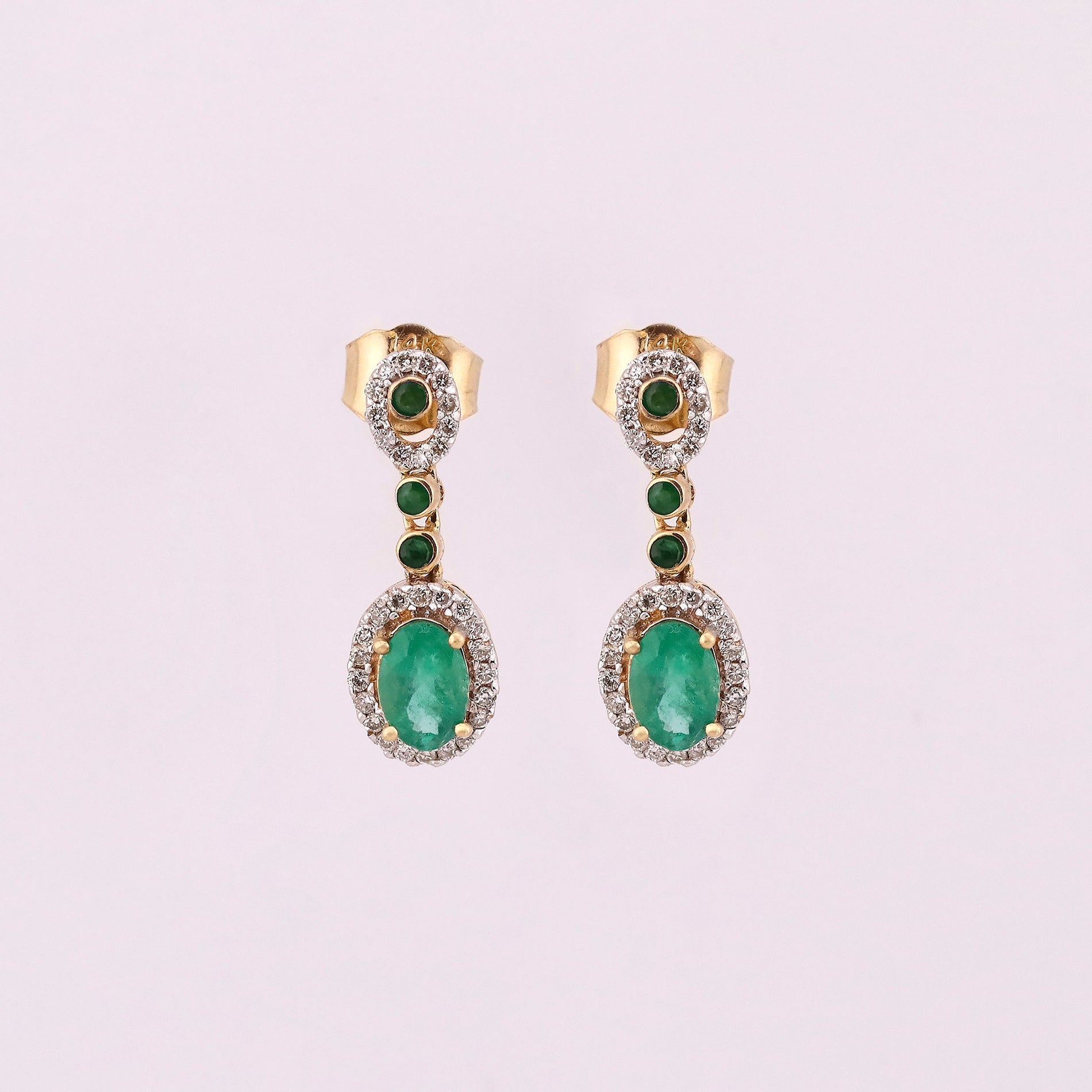 Conjunto de anillo y aretes con Esmeraldas y Diamantes en Oro Amarillo de 14K