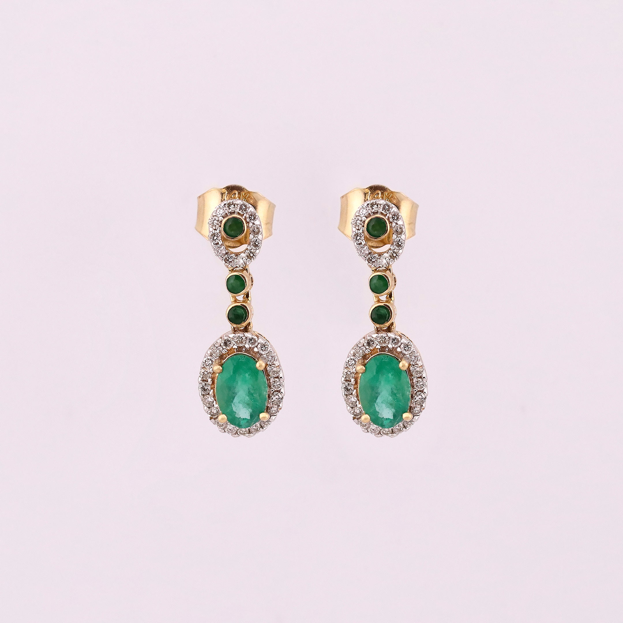 Conjunto de anillo y aretes con Esmeraldas y Diamantes en Oro Amarillo de 14K
