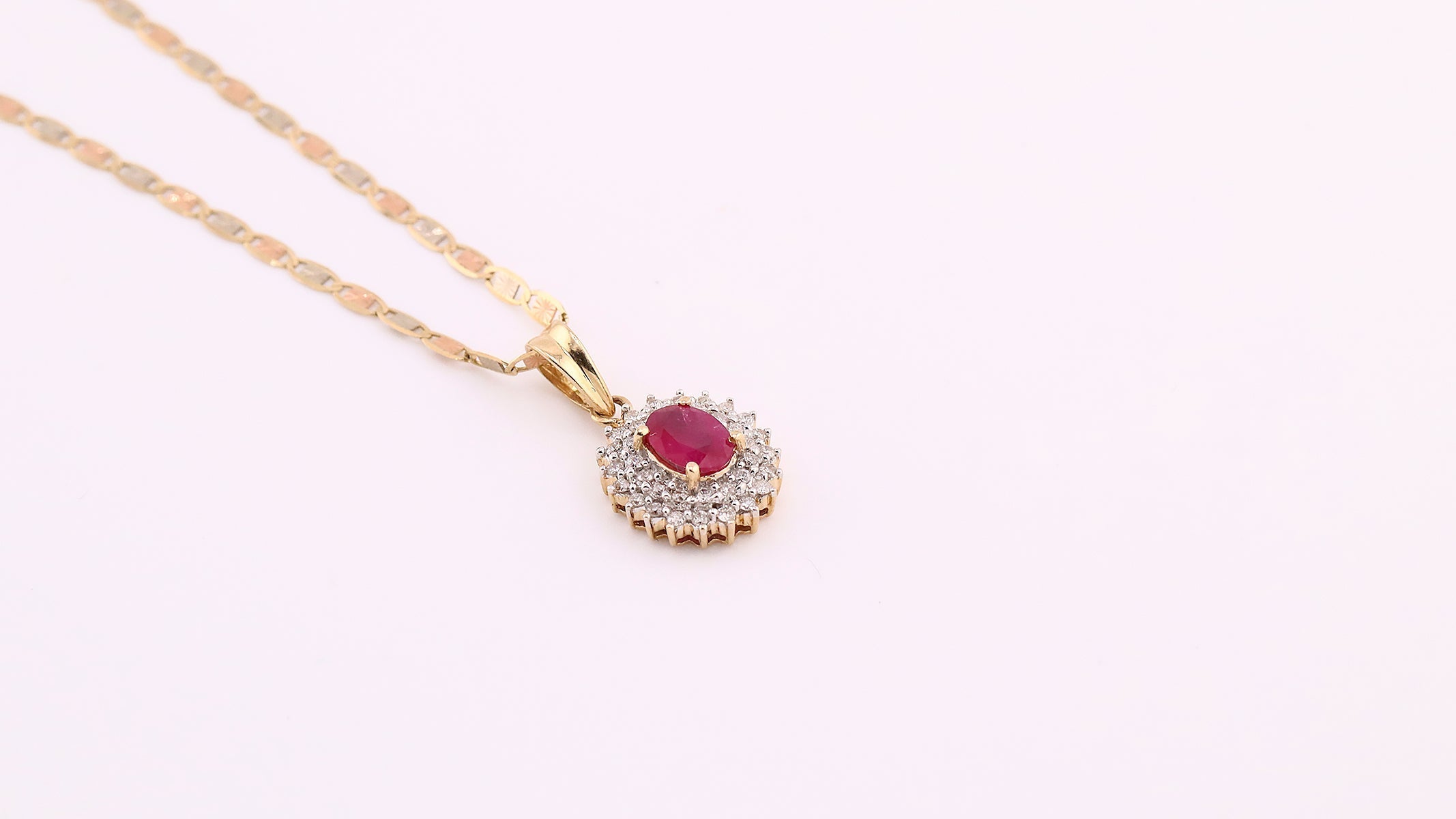 Conjunto de gargantilla, anillo y aretes de Rubíes y Diamantes.