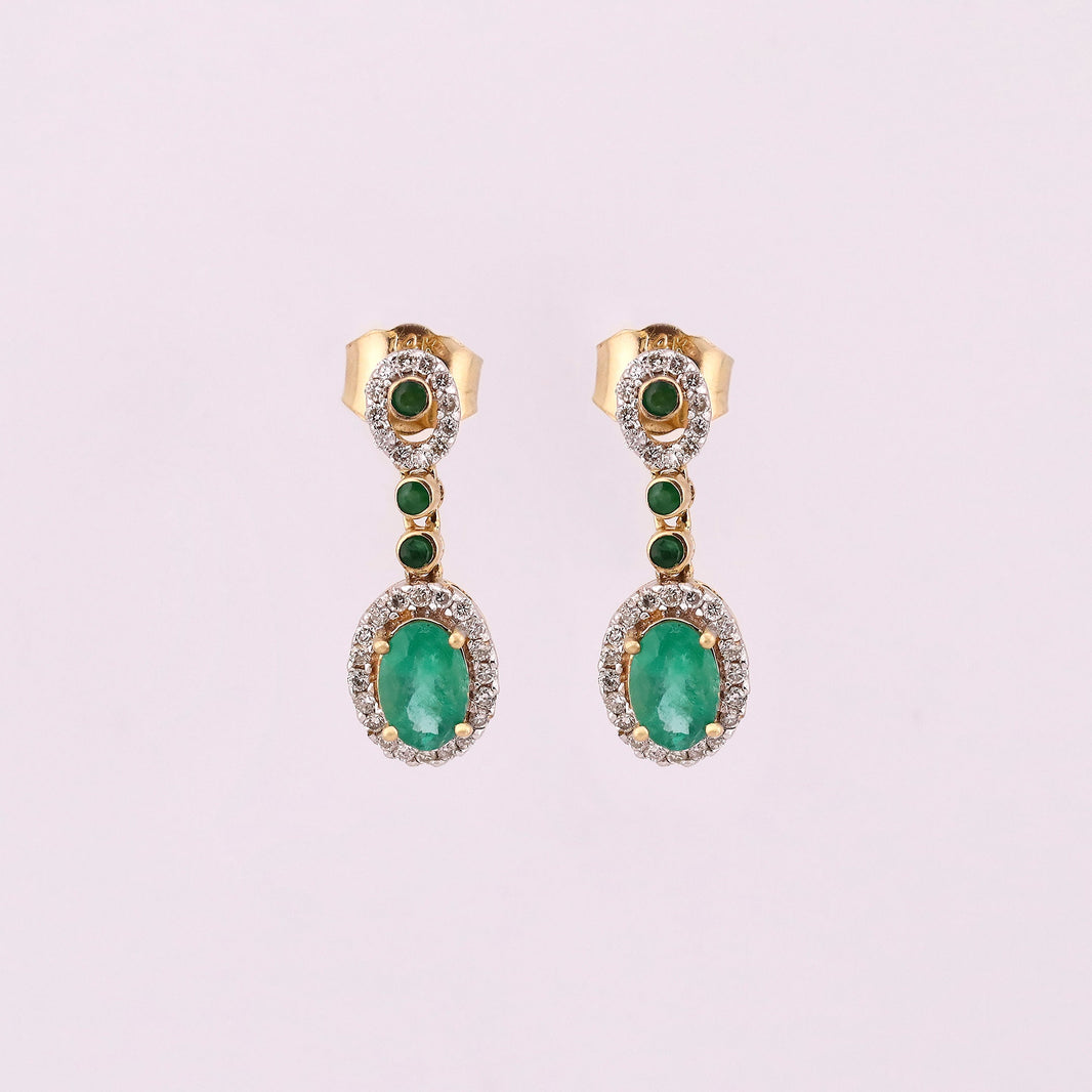 Conjunto de anillo y aretes con Esmeraldas y Diamantes en Oro Amarillo de 14K
