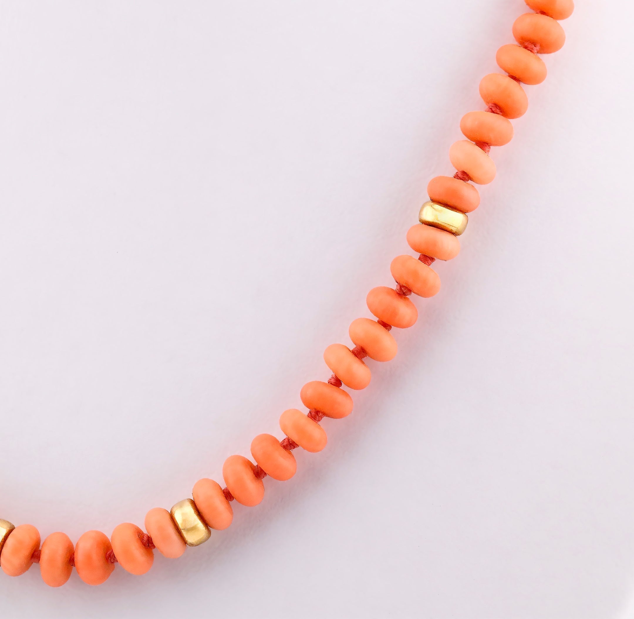 Gargantilla de Corales con Broche en Oro Amarillo de 14K