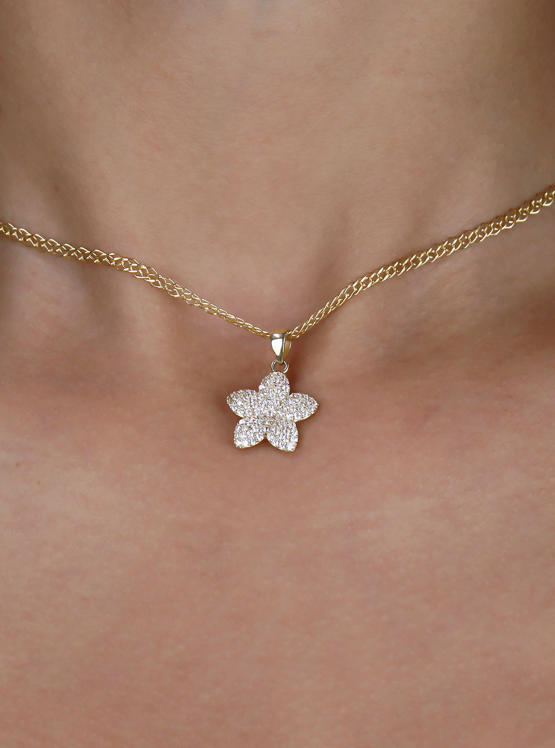 Dije de Oro Flor con Piedras Blancas de 14K