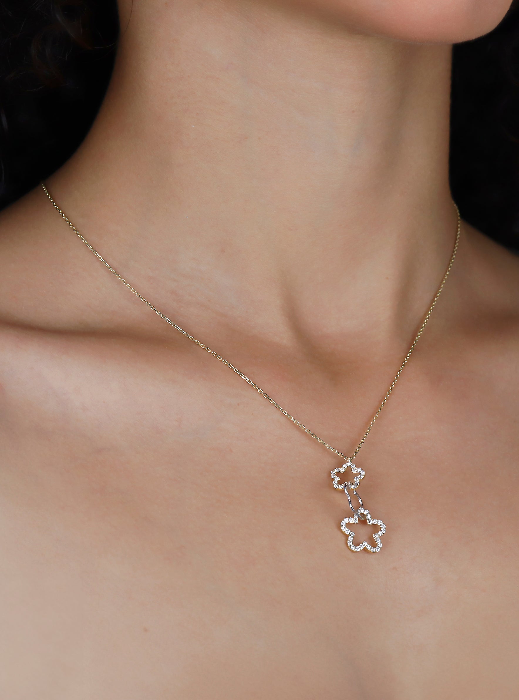 Gargantilla de Oro Triple con Piedras Blancas de 14K