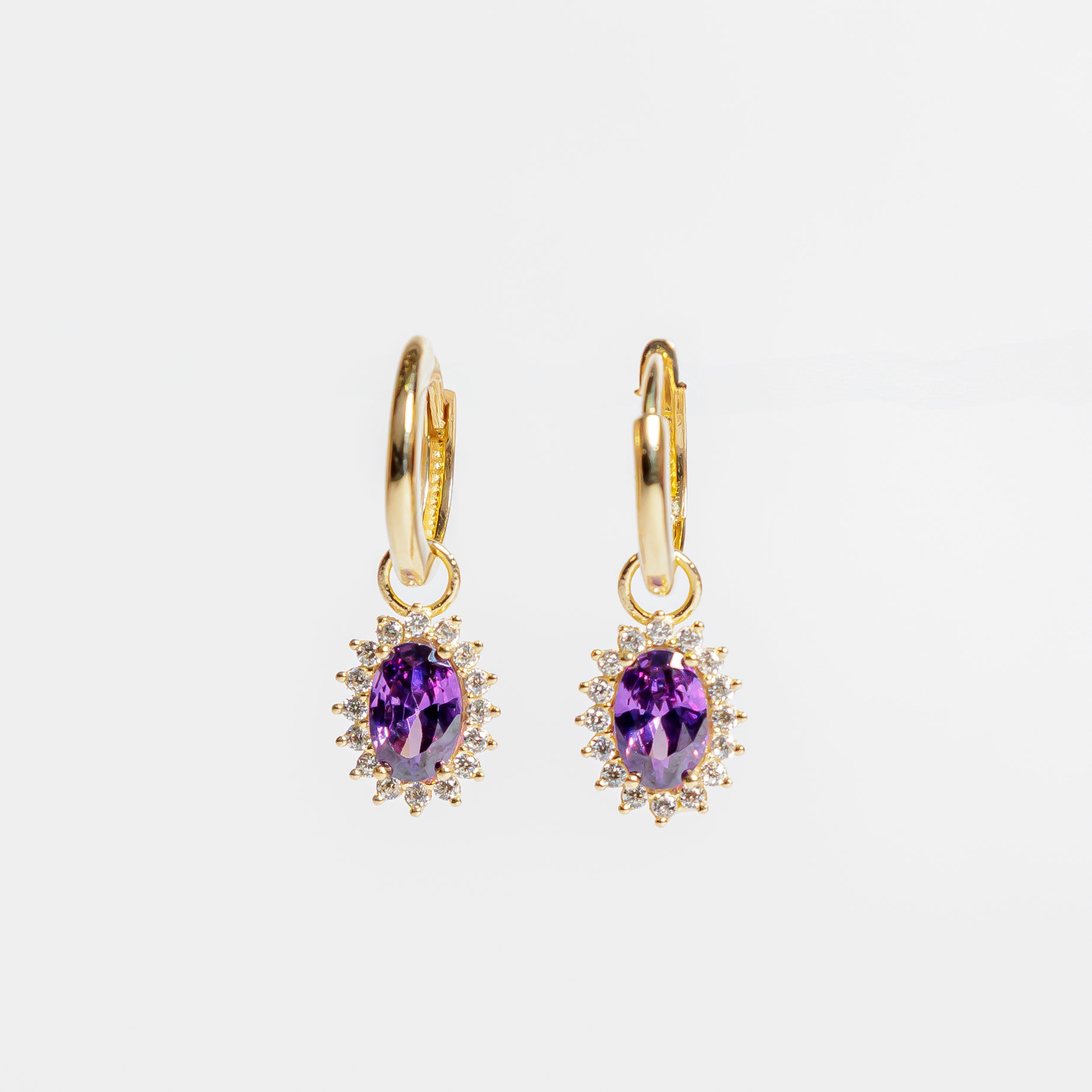 Aretes Huggies de Oro Piedra Morada de 14K