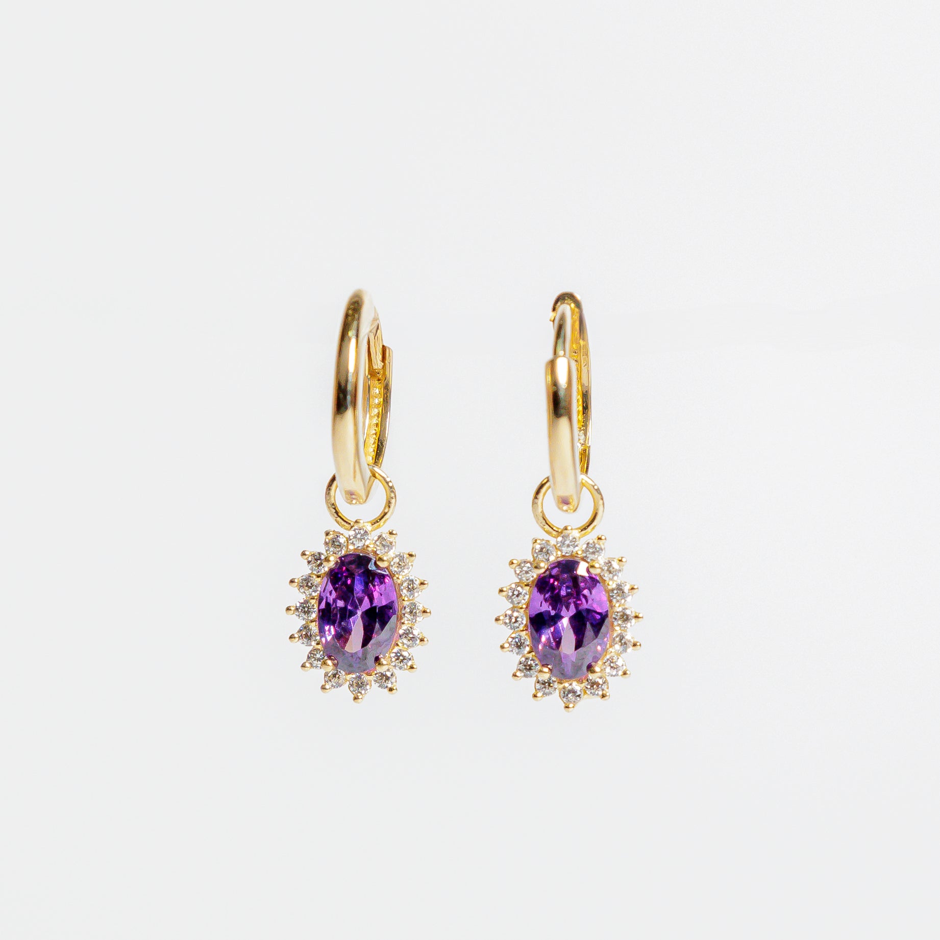 Aretes Huggies de Oro Piedra Morada de 14K