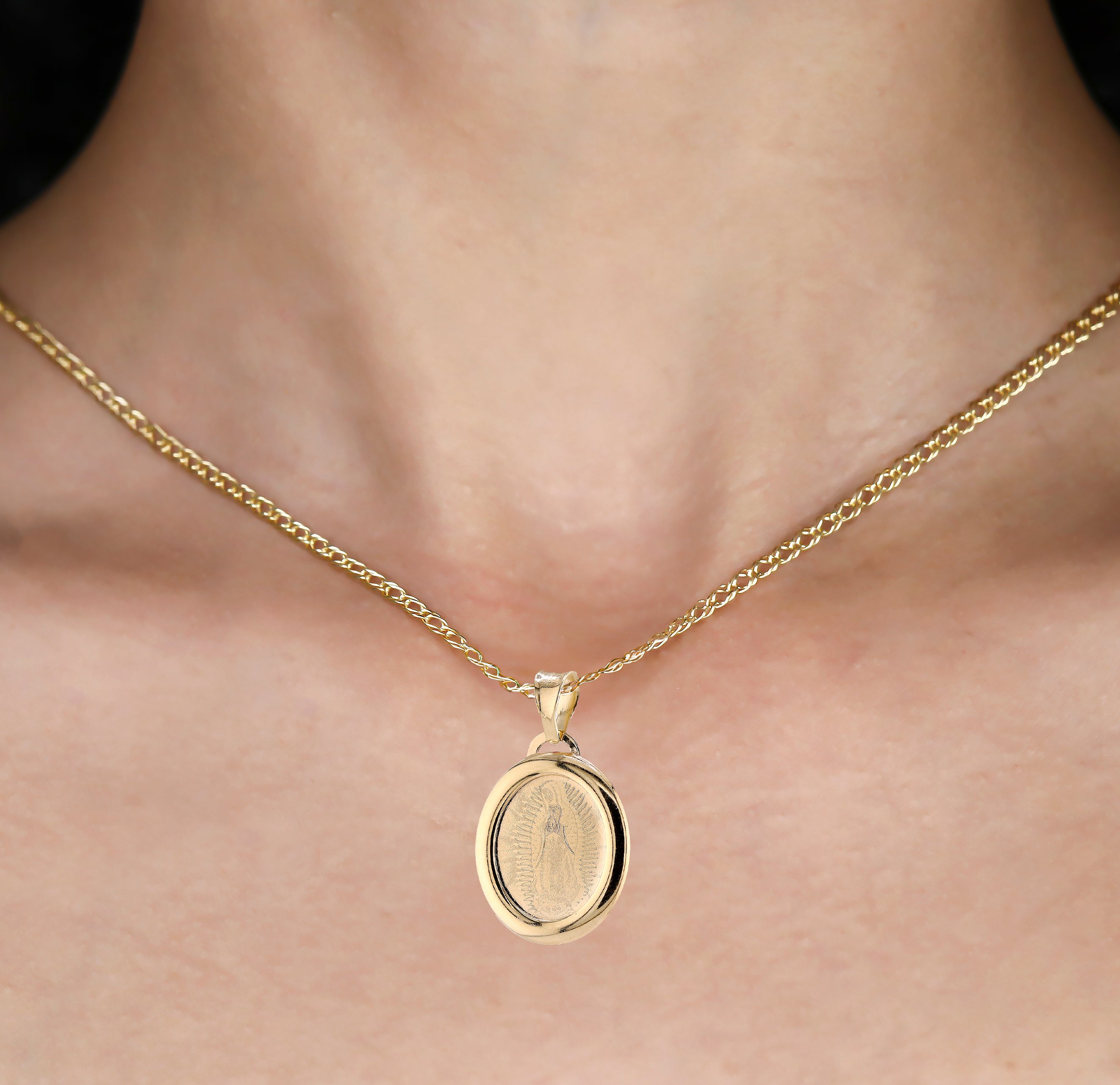 Dije de Oro Virgen Óvalo de 14K