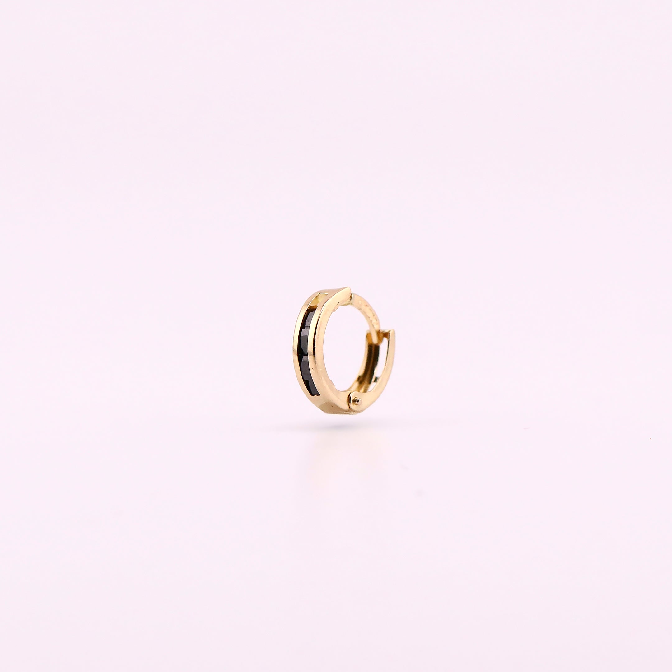 Aretes Huggies Zirconia Negra Baguette en Oro de 14K