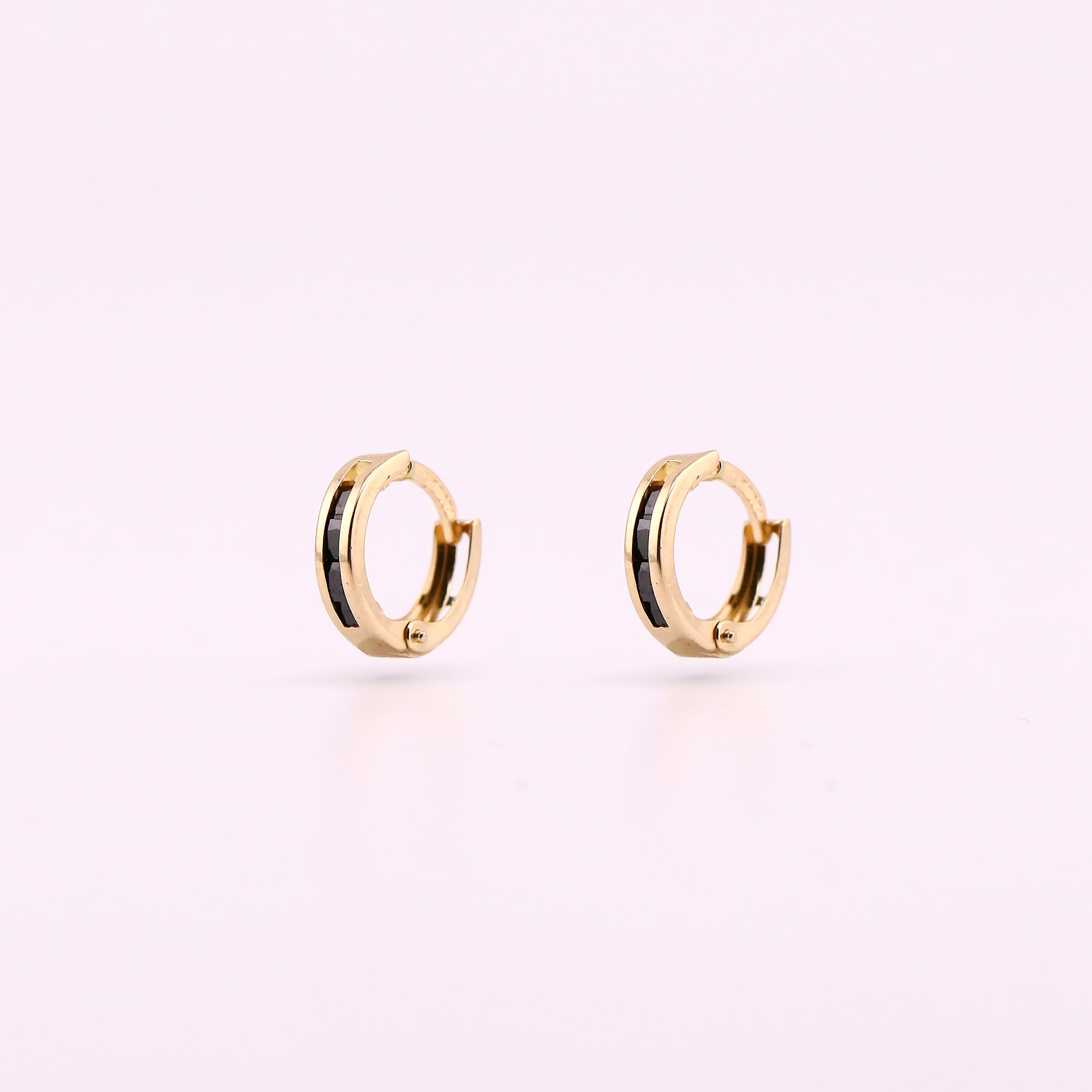 Aretes Huggies Zirconia Negra Baguette en Oro de 14K
