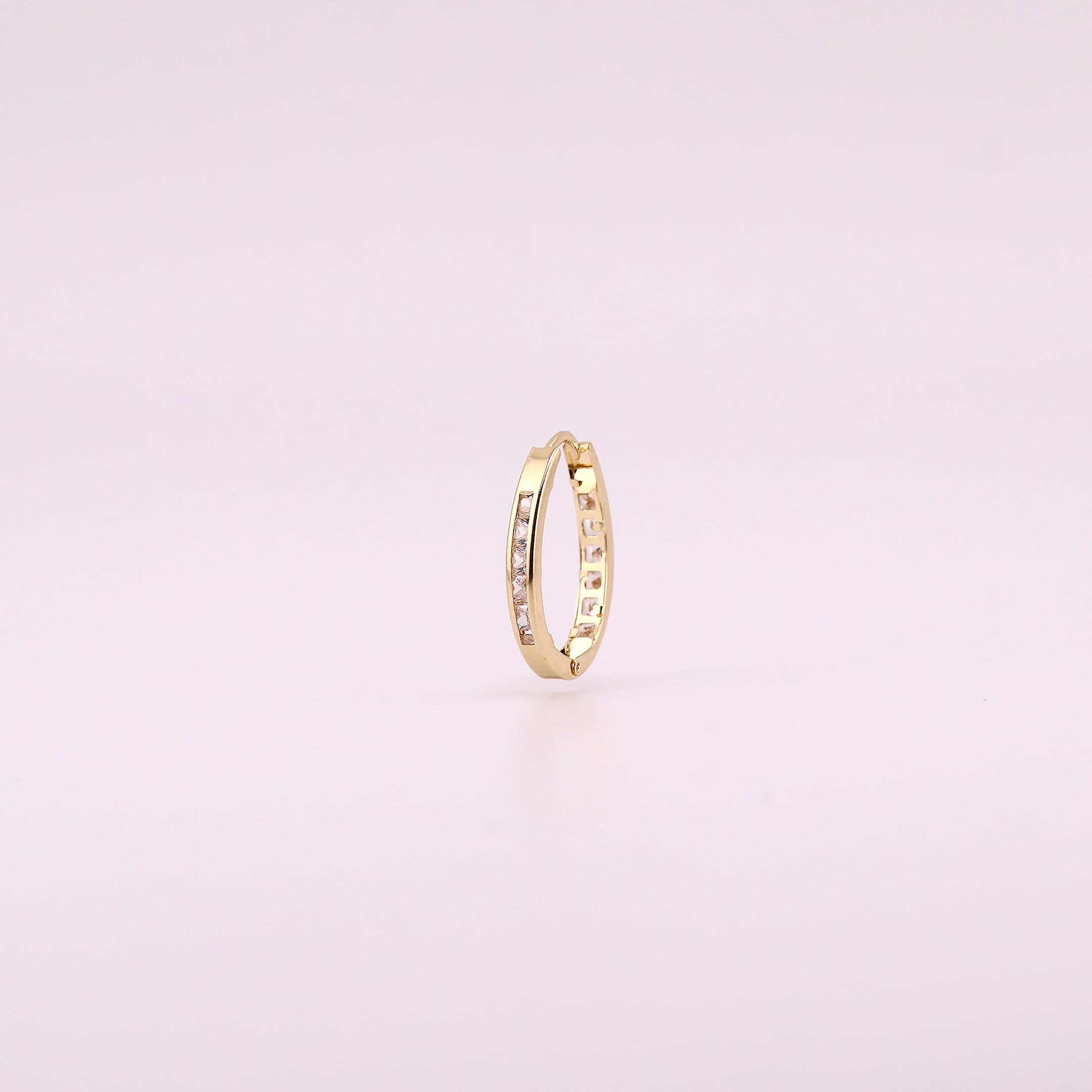 Aretes Huggies Ovalados con Zirconias Blancas Baguette en Oro de 14K
