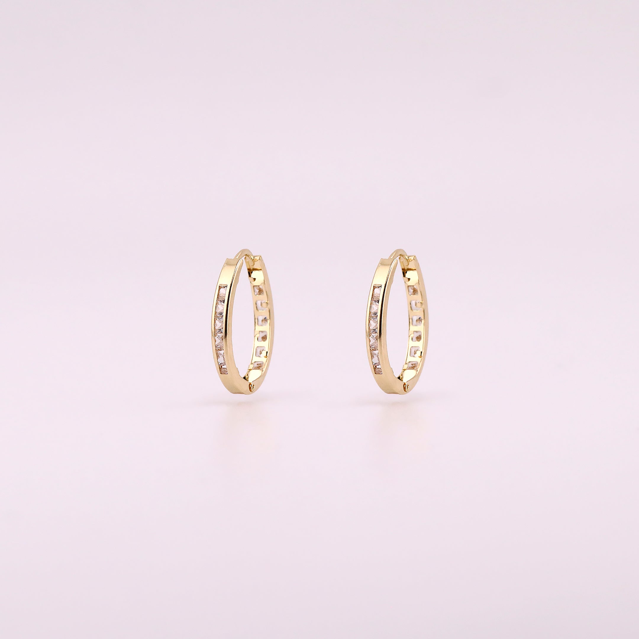Aretes Huggies Ovalados con Zirconias Blancas Baguette en Oro de 14K