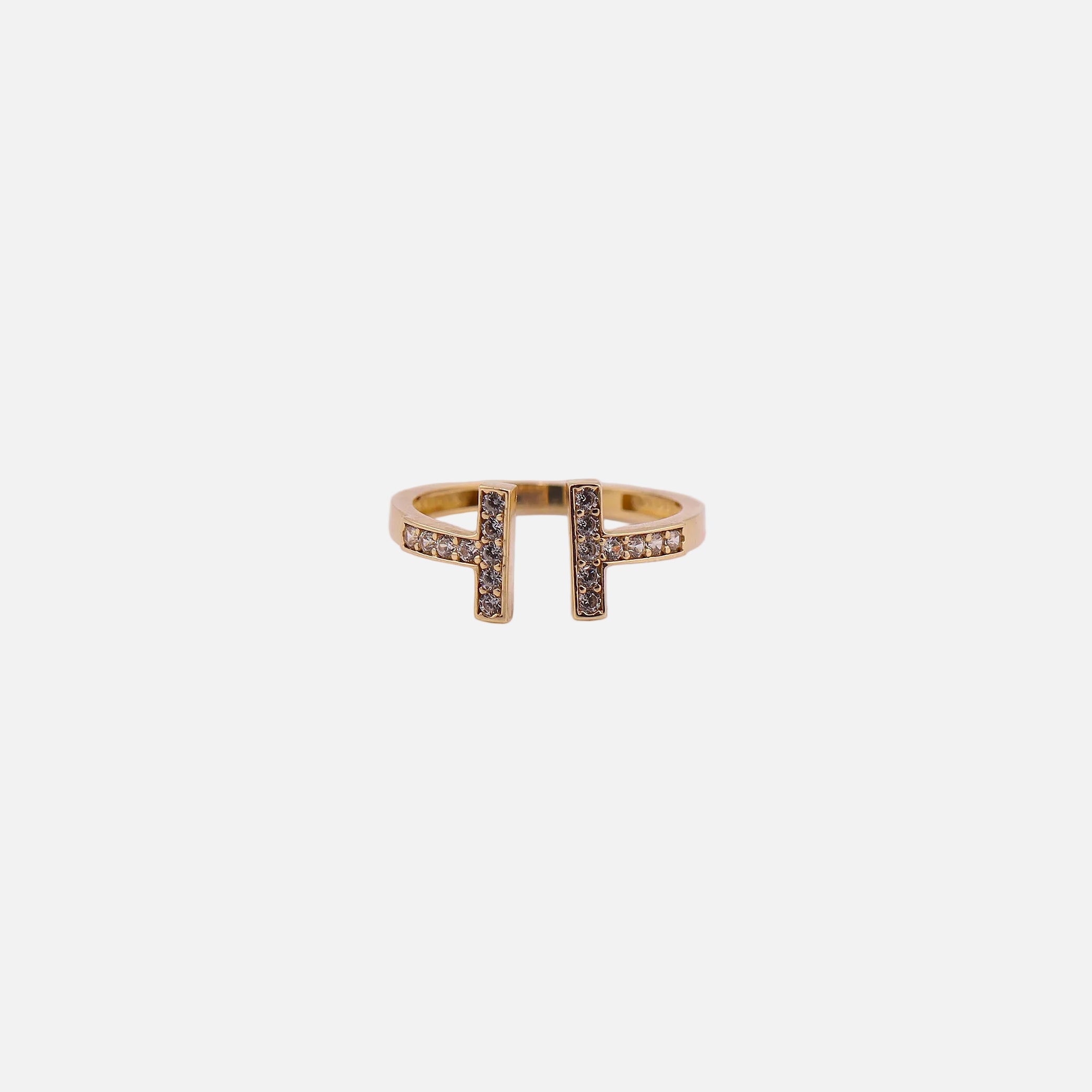 Anillo T Clásico con Piedras Blancas en Oro de 14K