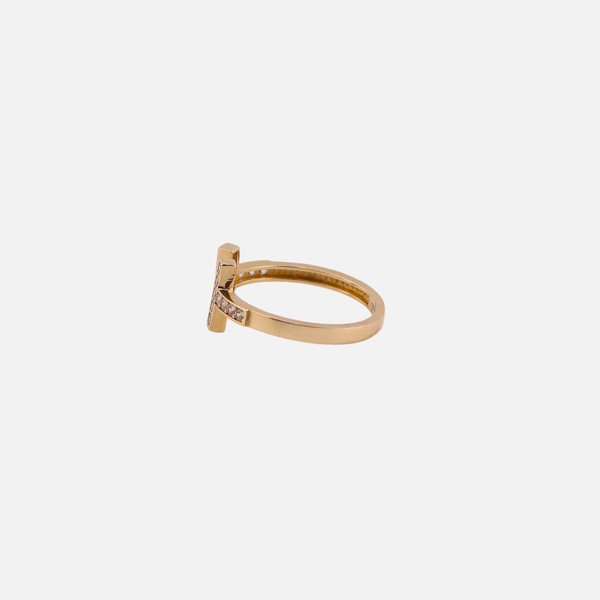 Anillo T Clásico con Piedras Blancas en Oro de 14K