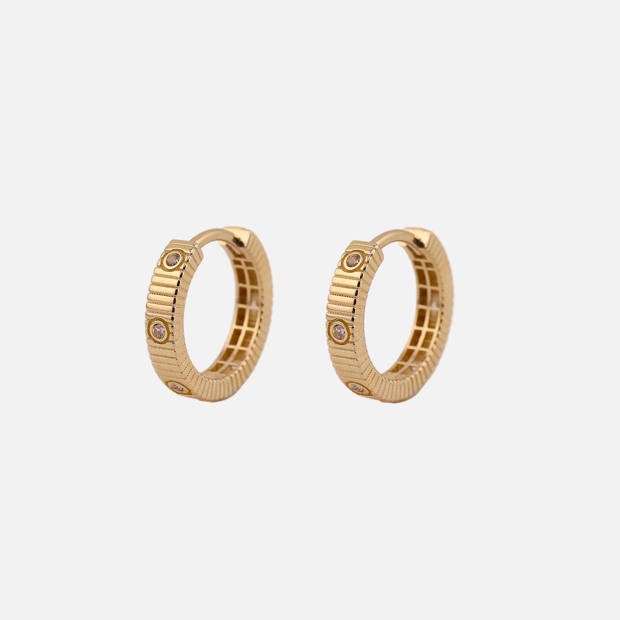 Aretes Huggies Clásicos con Piedras en Oro de 14K