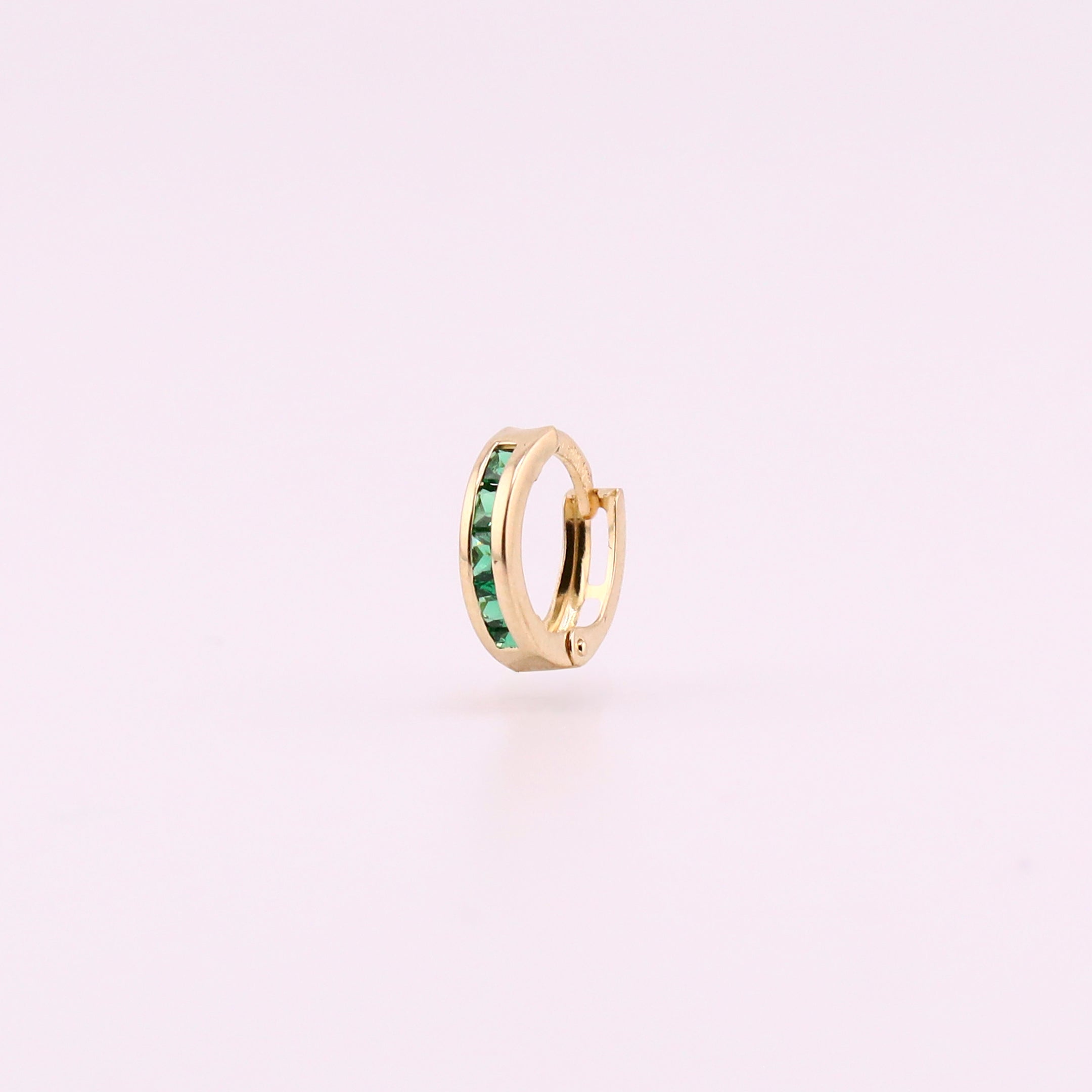 Aretes Huggies Zirconia Verde Baguette en Oro de 14K