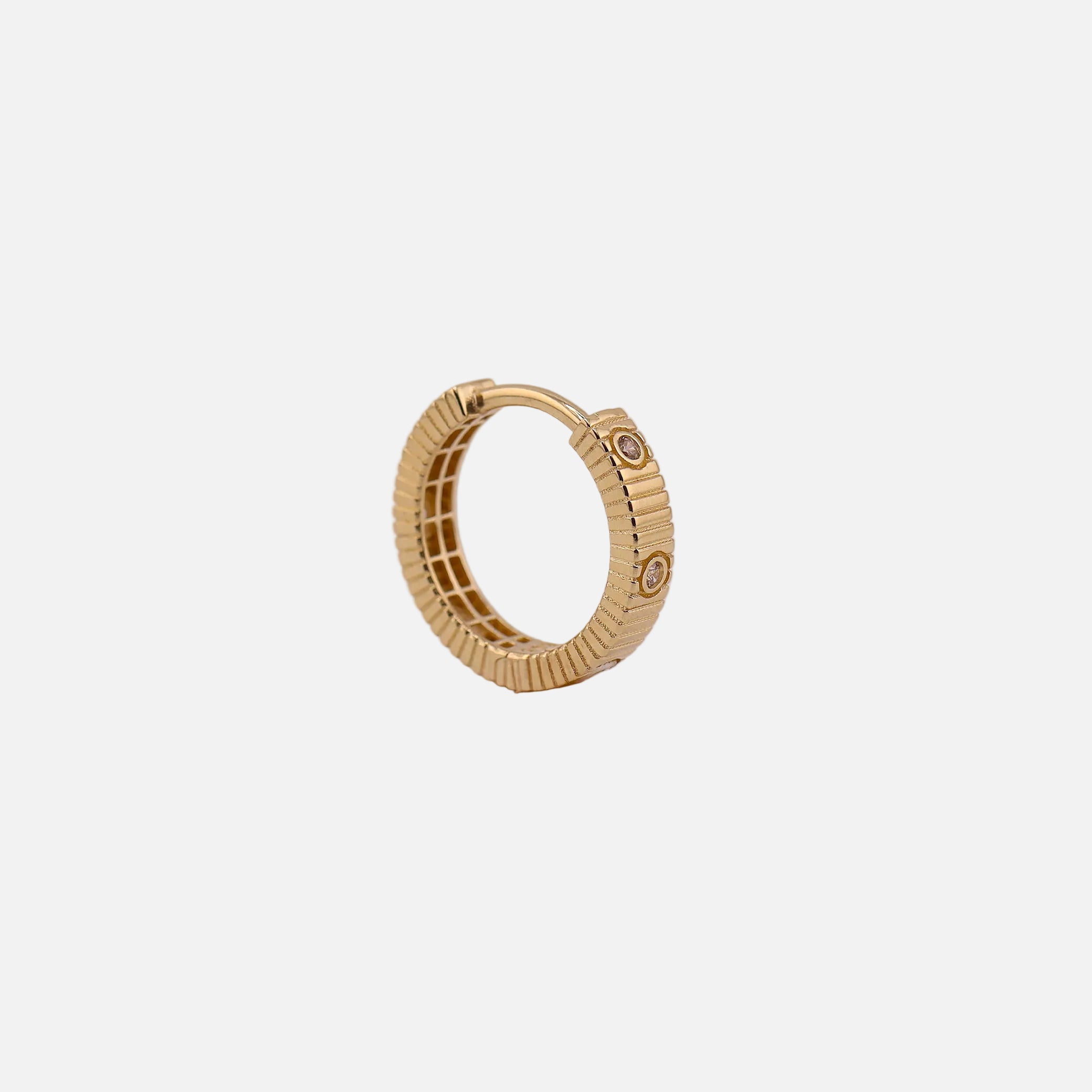 Aretes Huggies Clásicos con Piedras en Oro de 14K