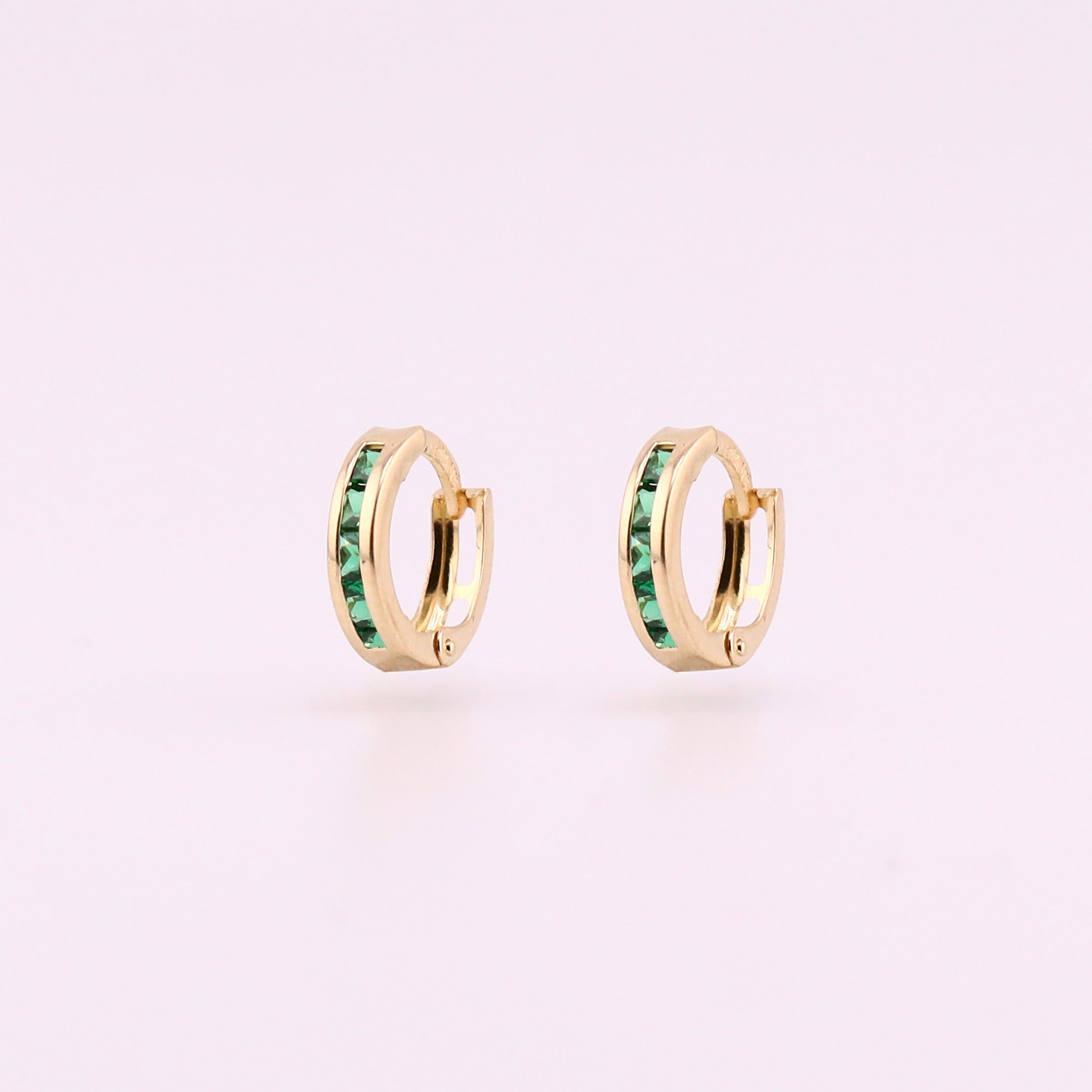 Aretes Huggies Zirconia Verde Baguette en Oro de 14K