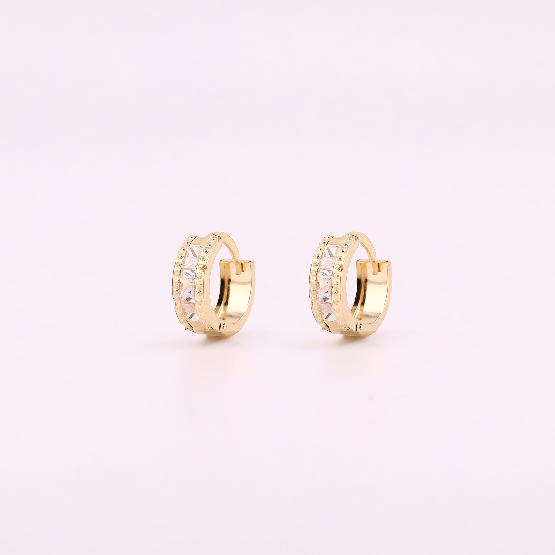 Aretes Huggies Zirconias Blancas Baguette en Oro de 14K