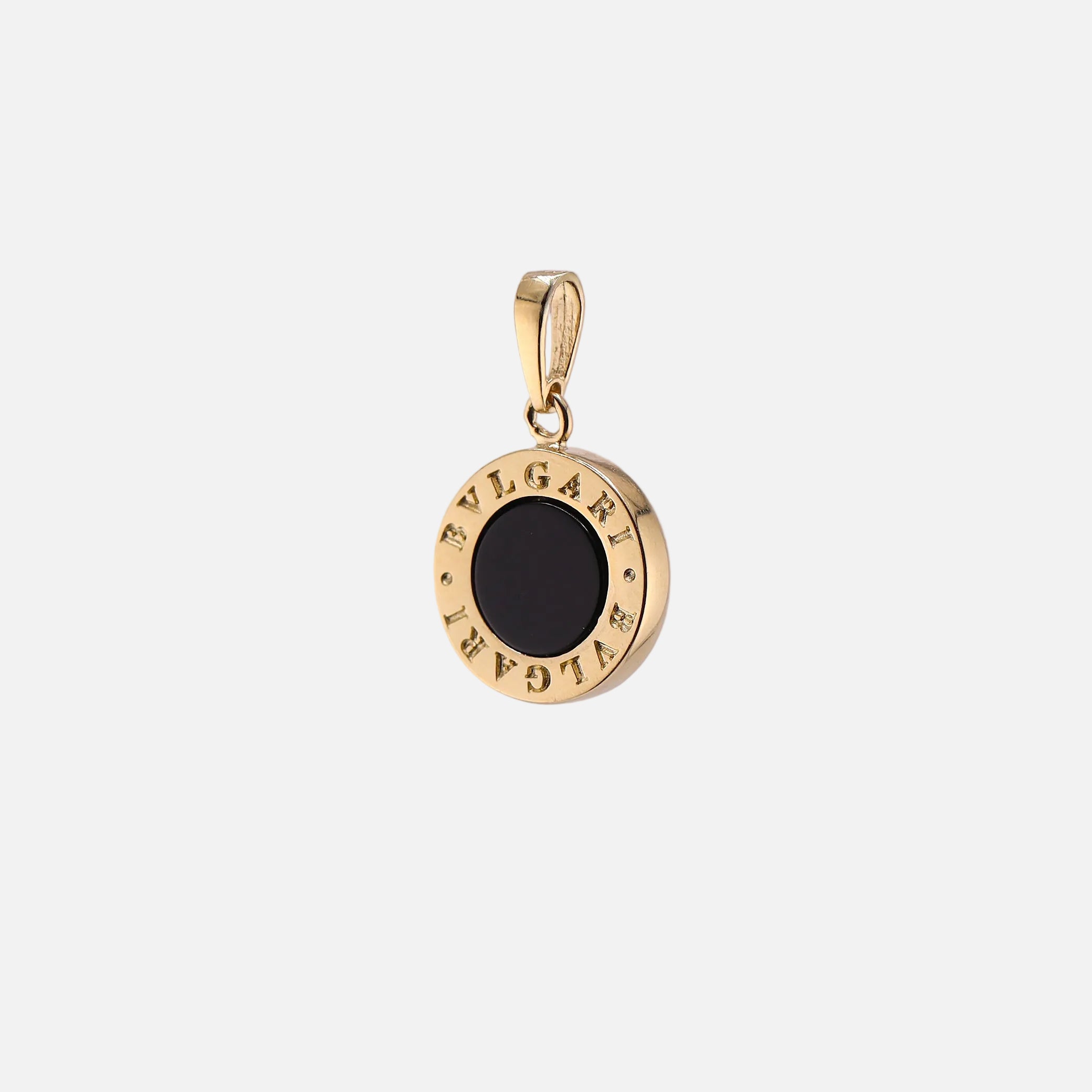 Dije Marca con Piedra Negra en Oro de 14K