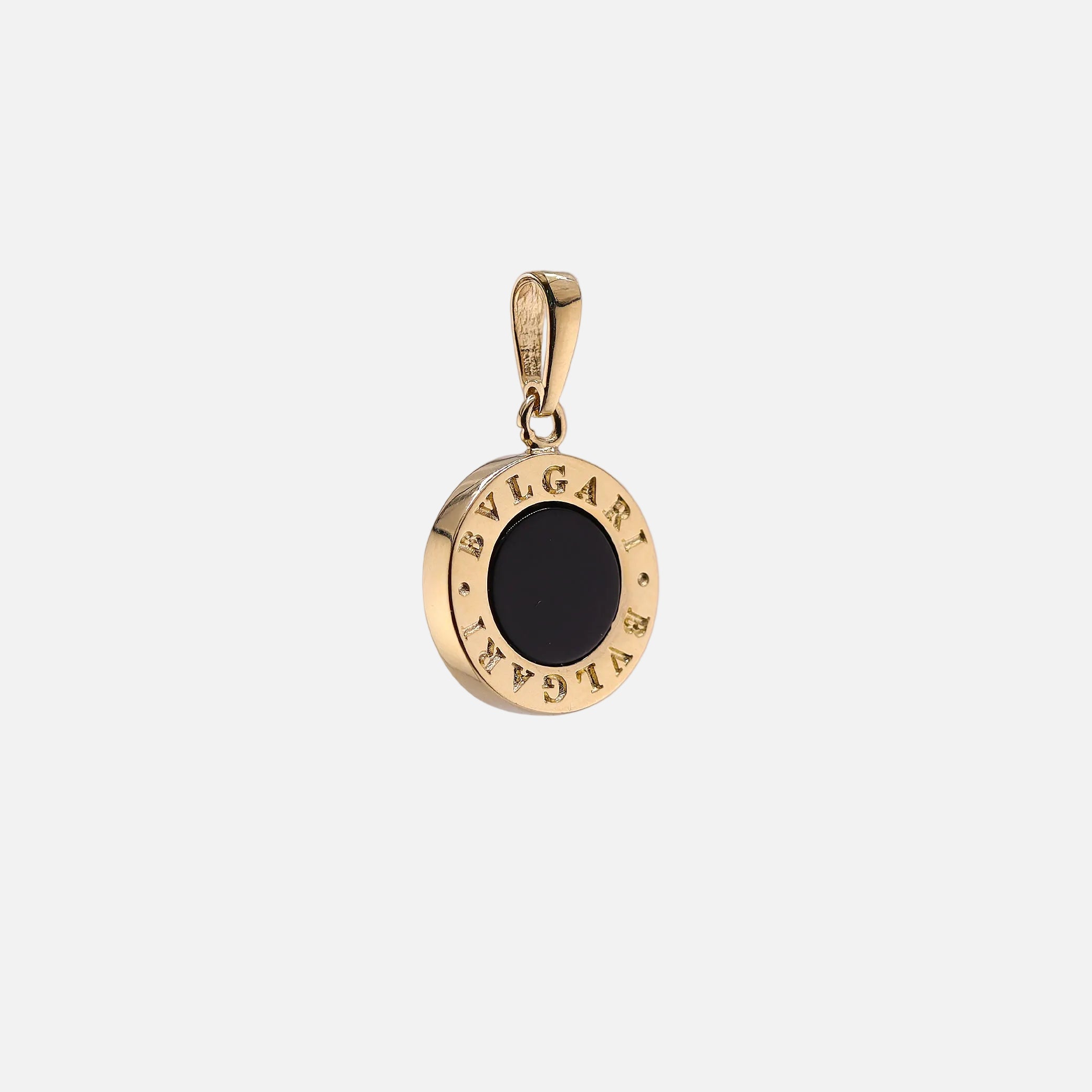 Dije Marca con Piedra Negra en Oro de 14K