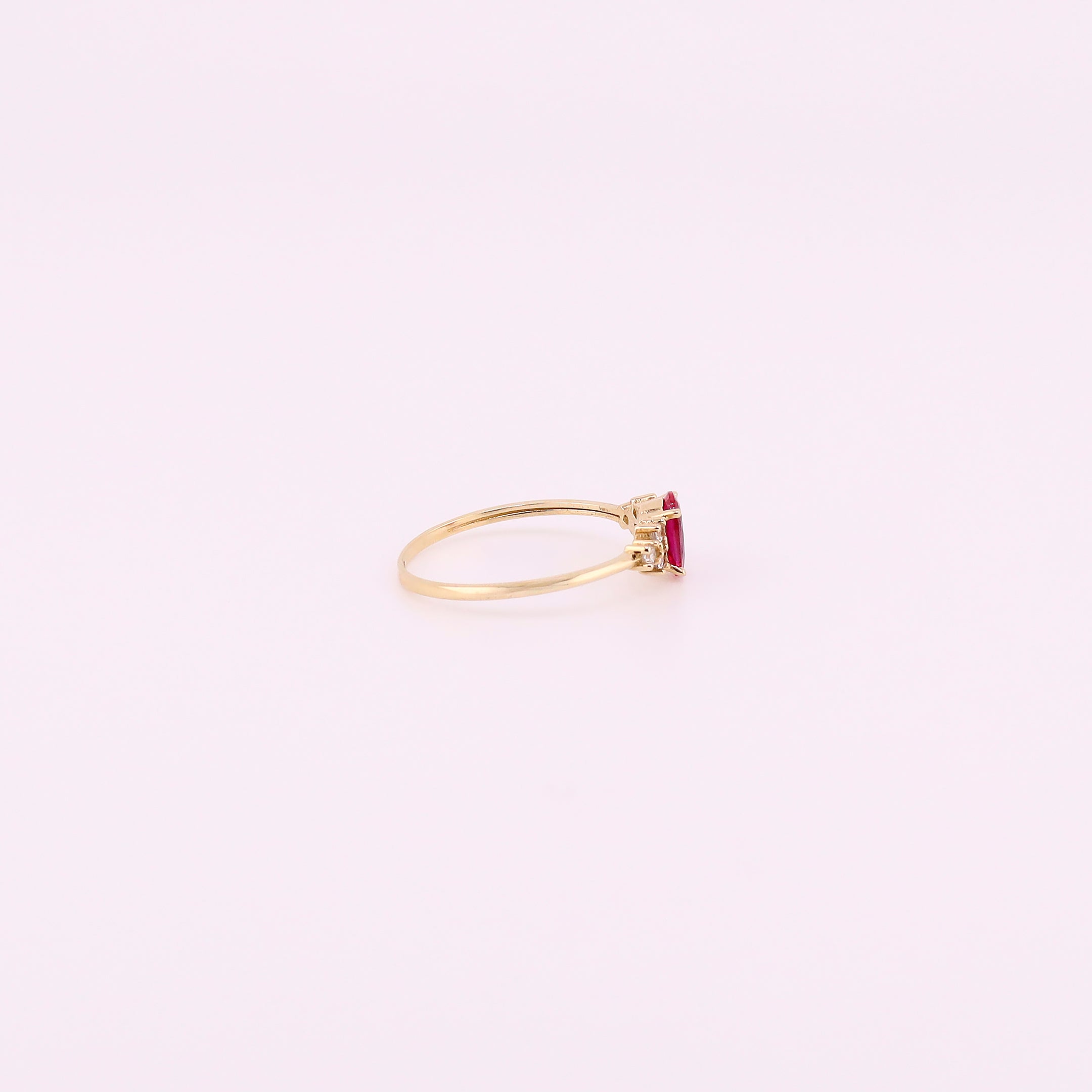 Anillo Gota con Piedra Roja en Oro de 14K