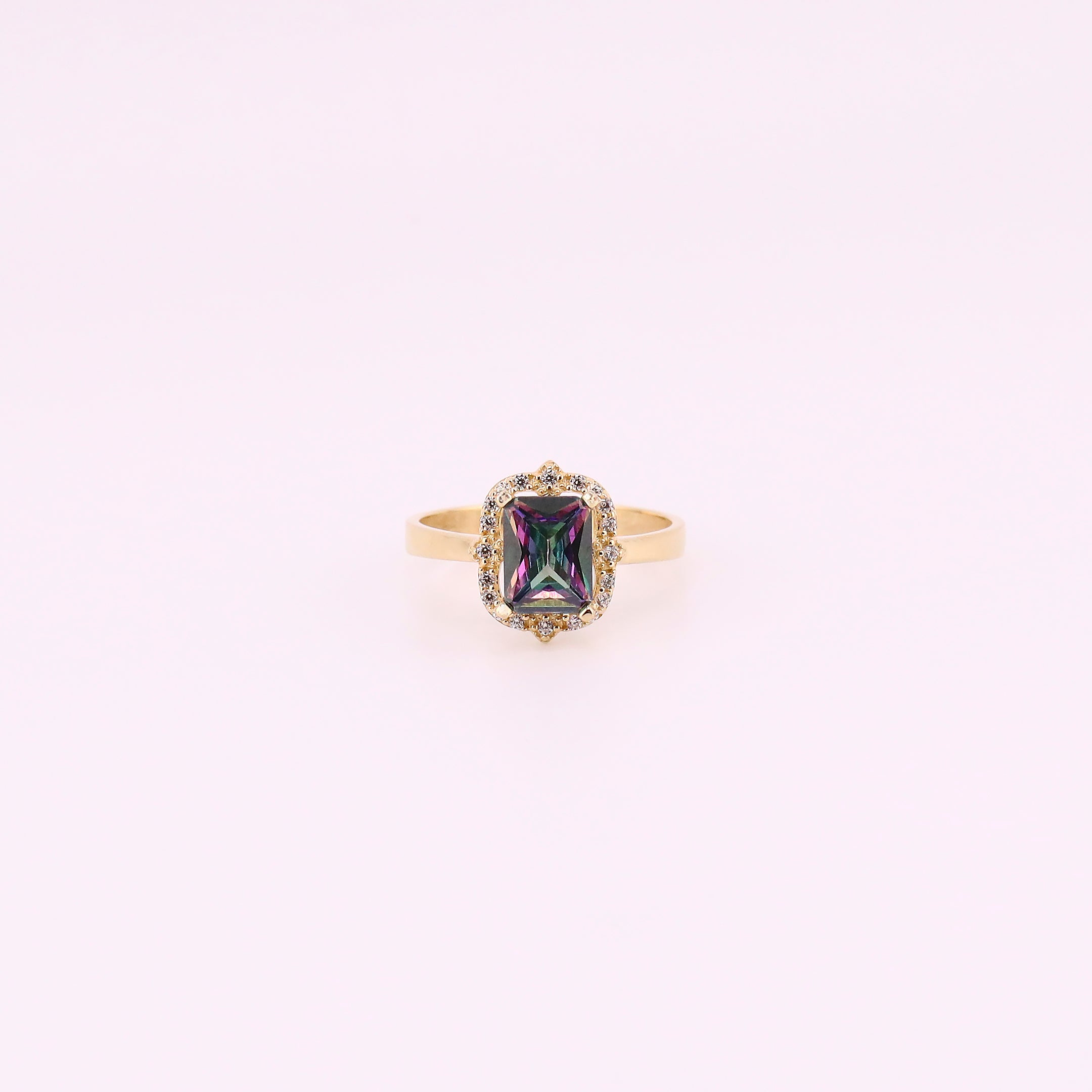Anillo con Piedra Tornasol en Oro de 14K