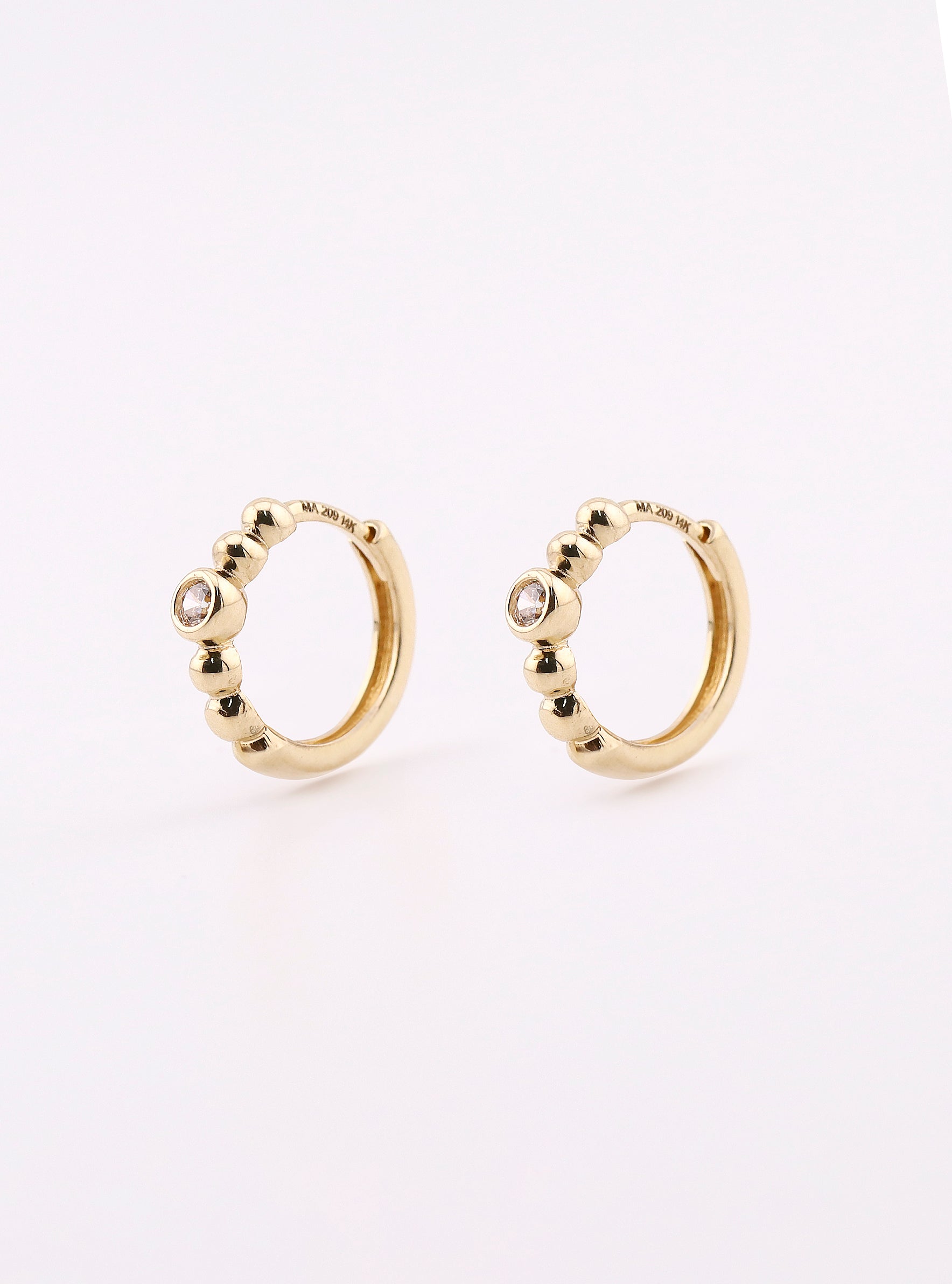 Aretes de Oro Huggies Borlas con Piedra de 14K