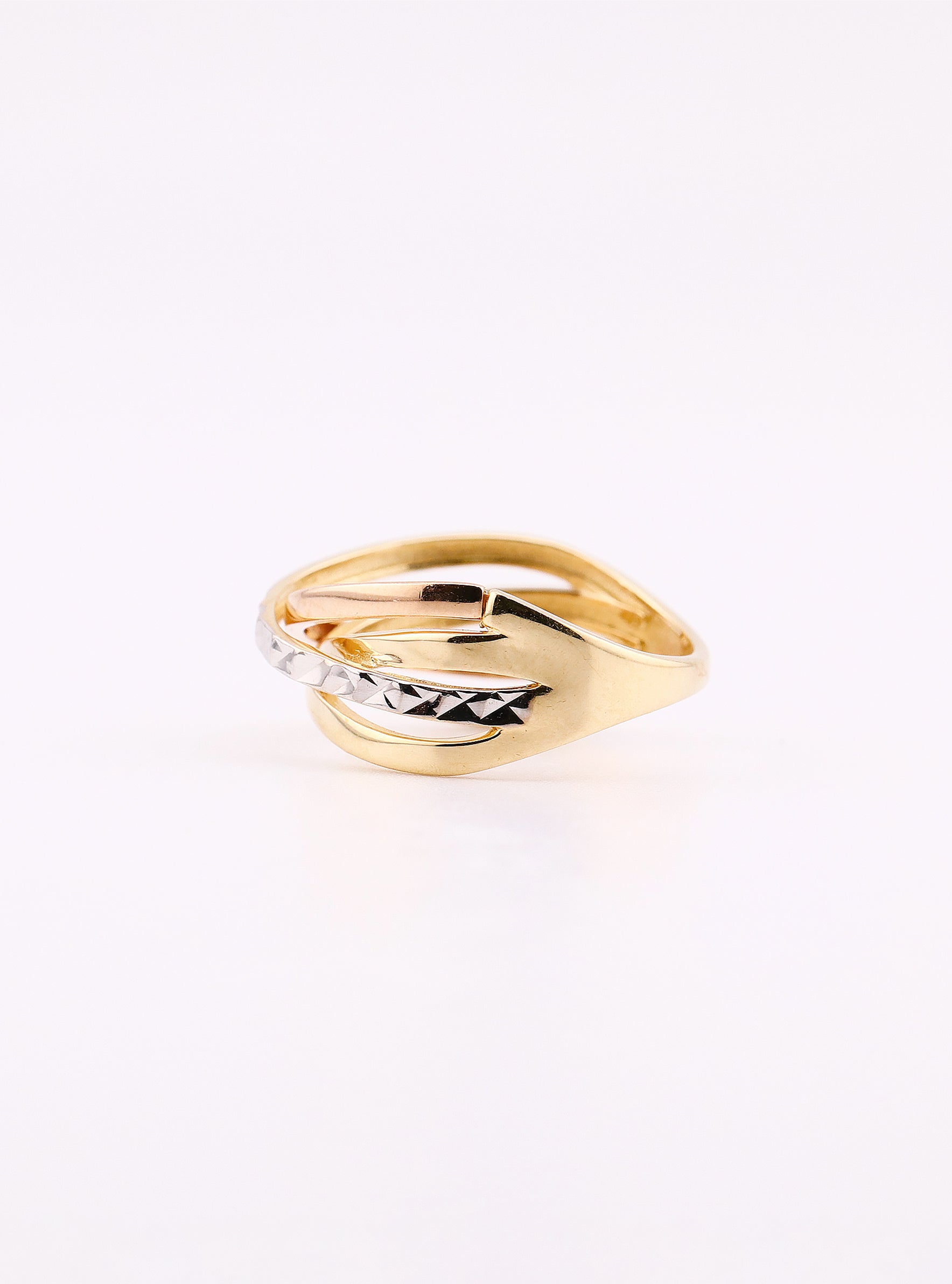 Anillo de Oro Enlazado en Tonos de 14K