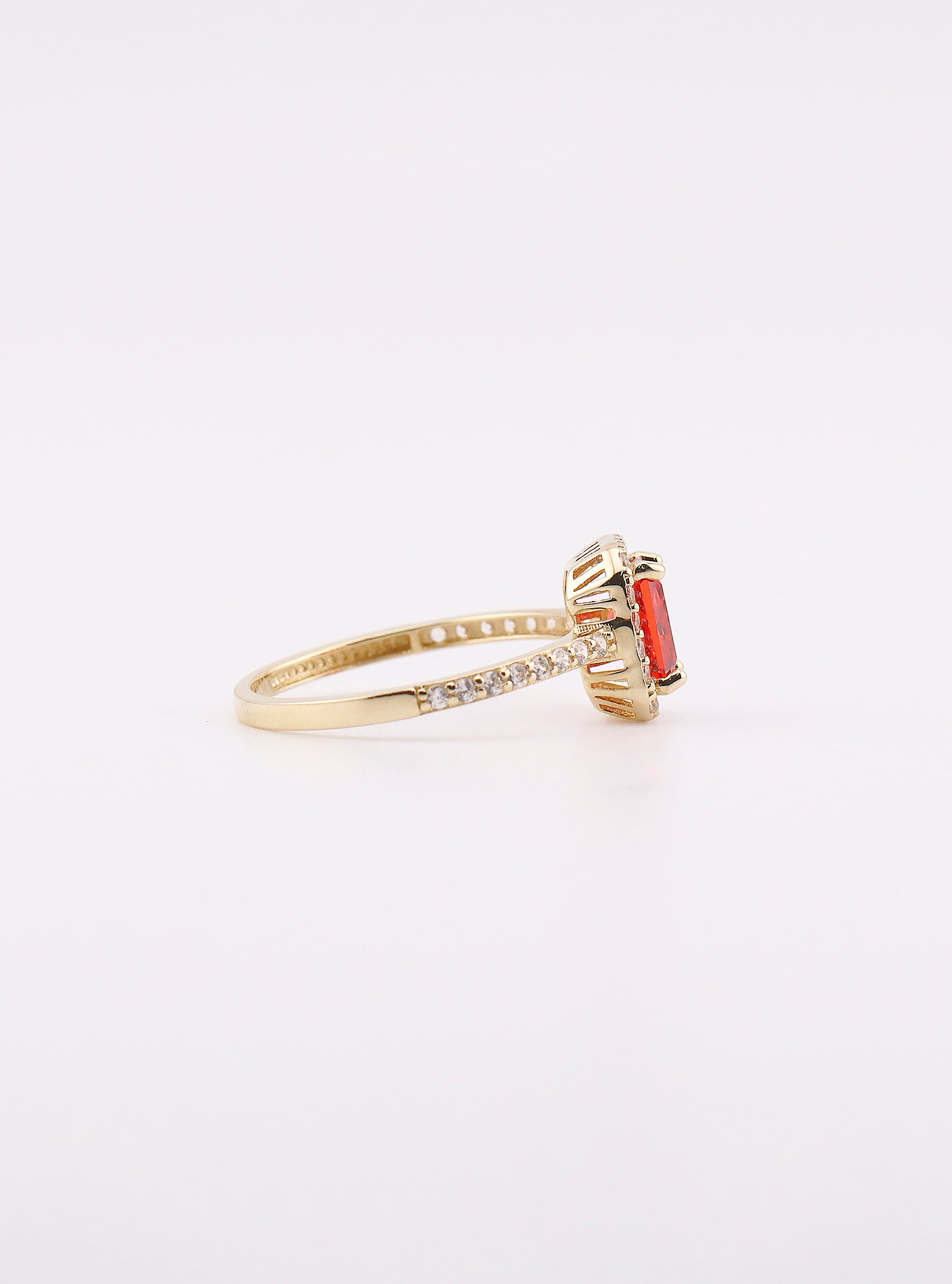 Anillo de Oro con Piedra Roja de 14K