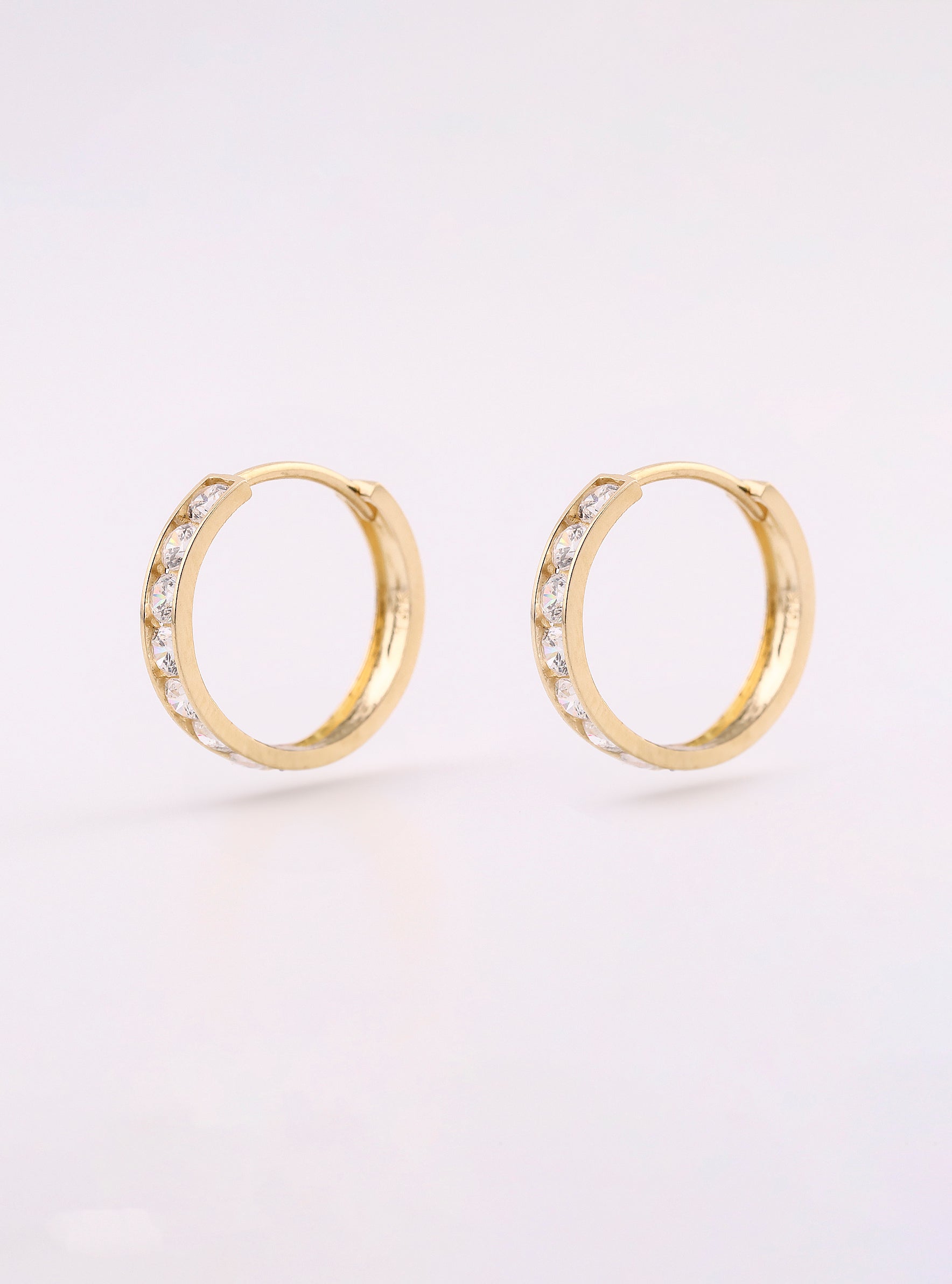 Aretes de Oro Huggies con Piedras Blancas de 14K