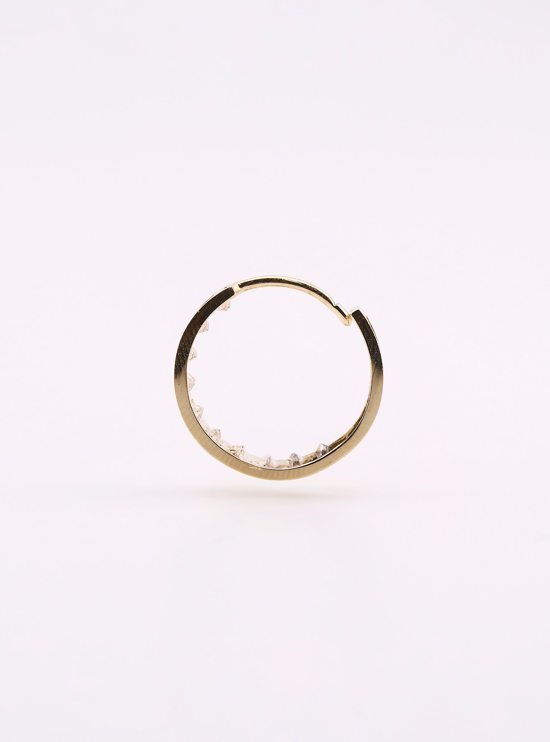 Aretes Huggies de Oro con Piedra Blanca de 14K