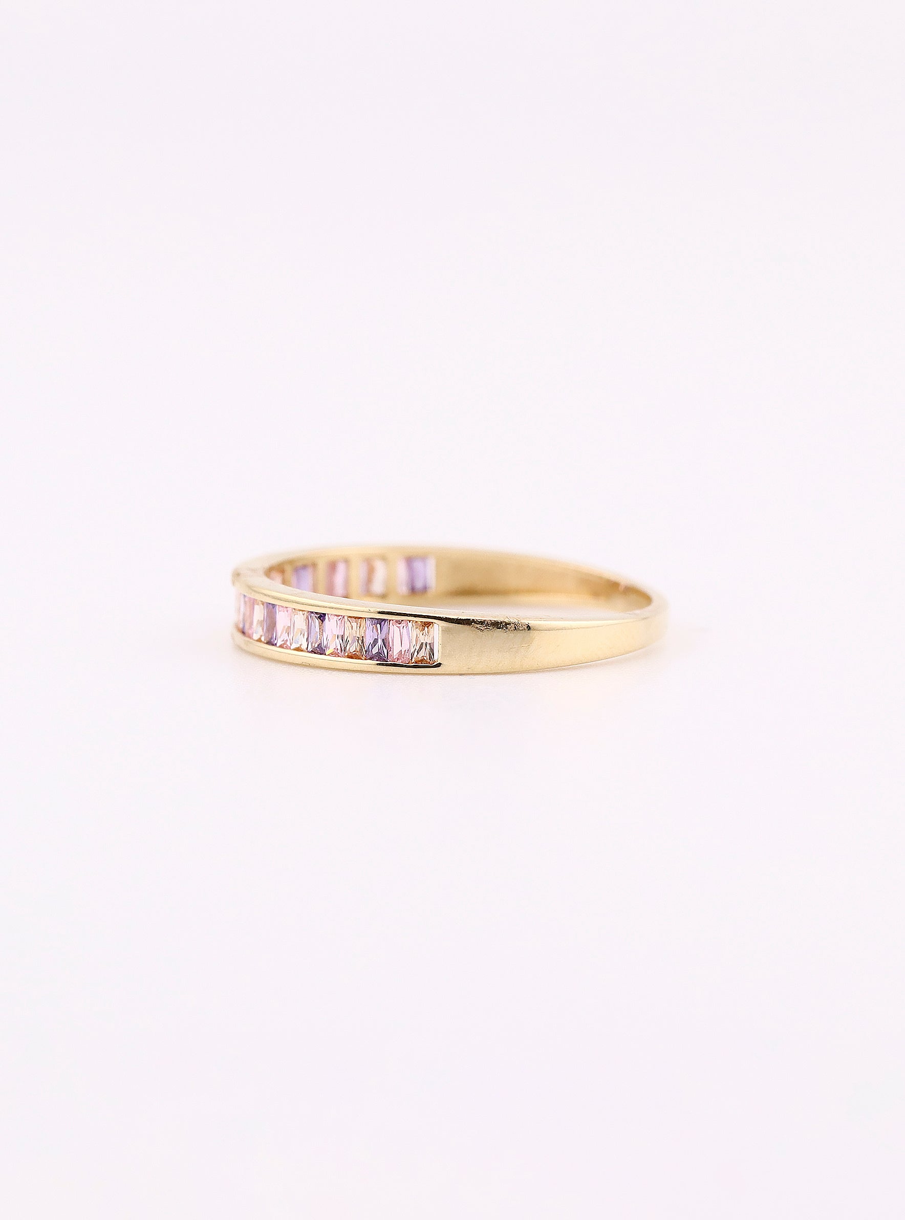 Anillo de Oro Media Churumbela con Piedras Rosas y Moradas de 14K