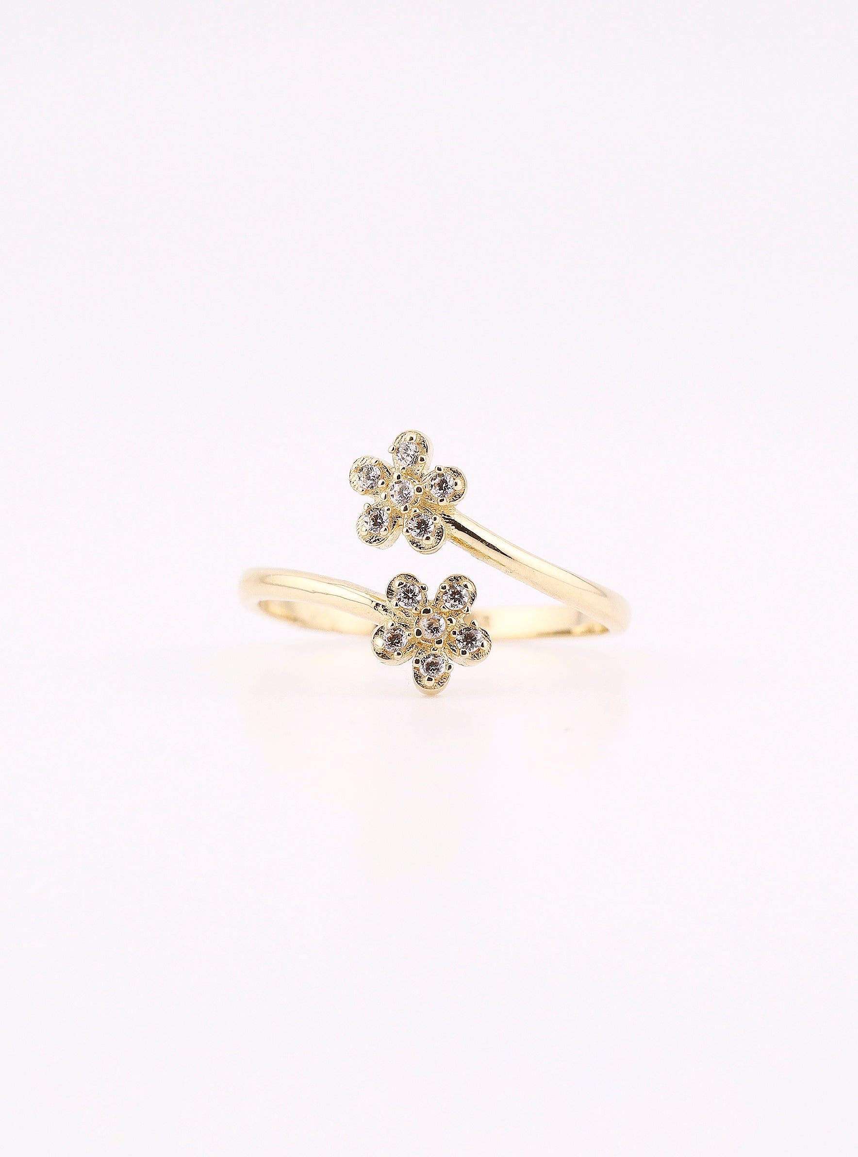 Anillo de Oro Doble Flor con Piedras Blancas de 14K