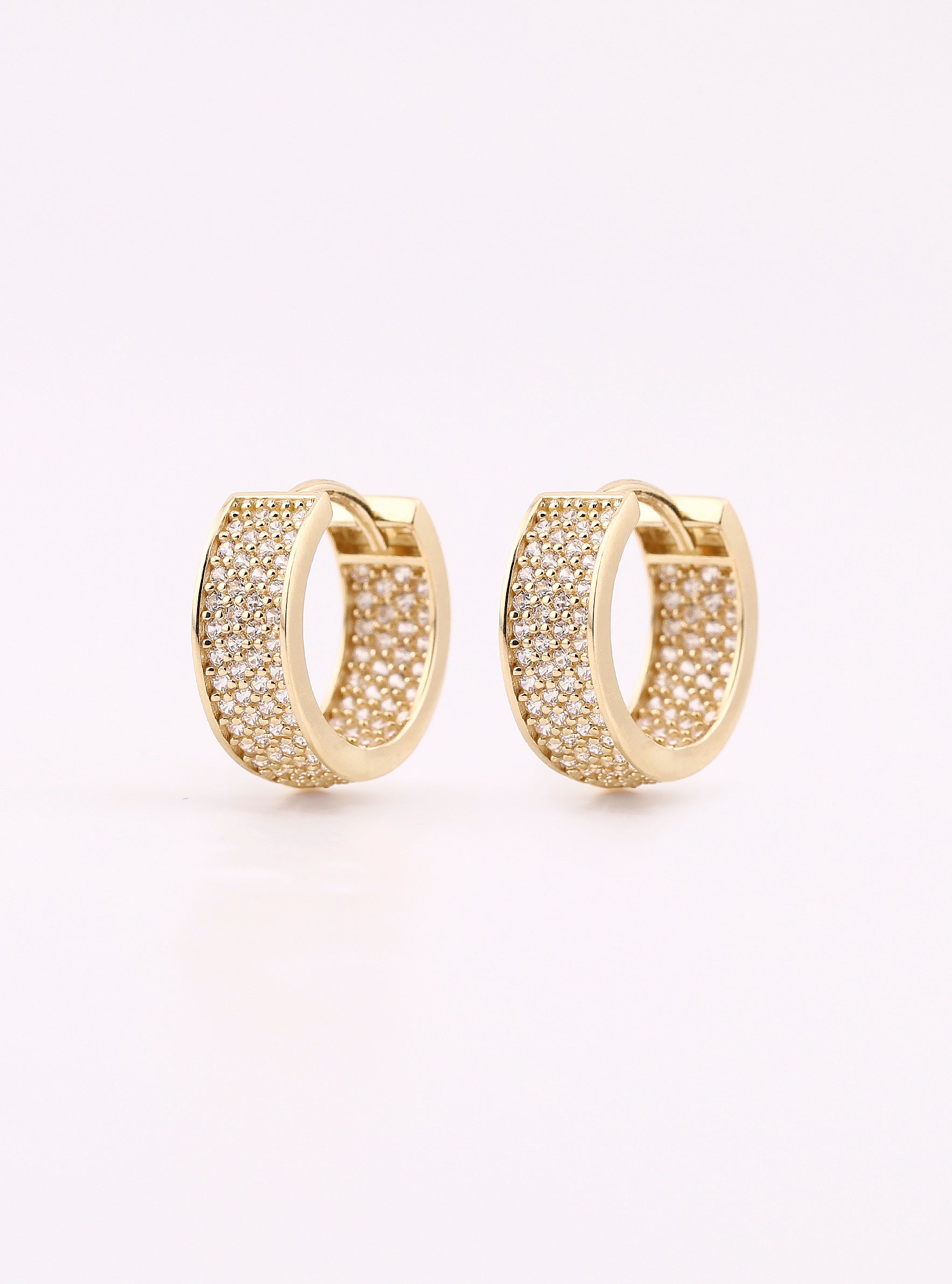 Aretes de Oro Huggies Perforados con Piedras Blancas de 14K