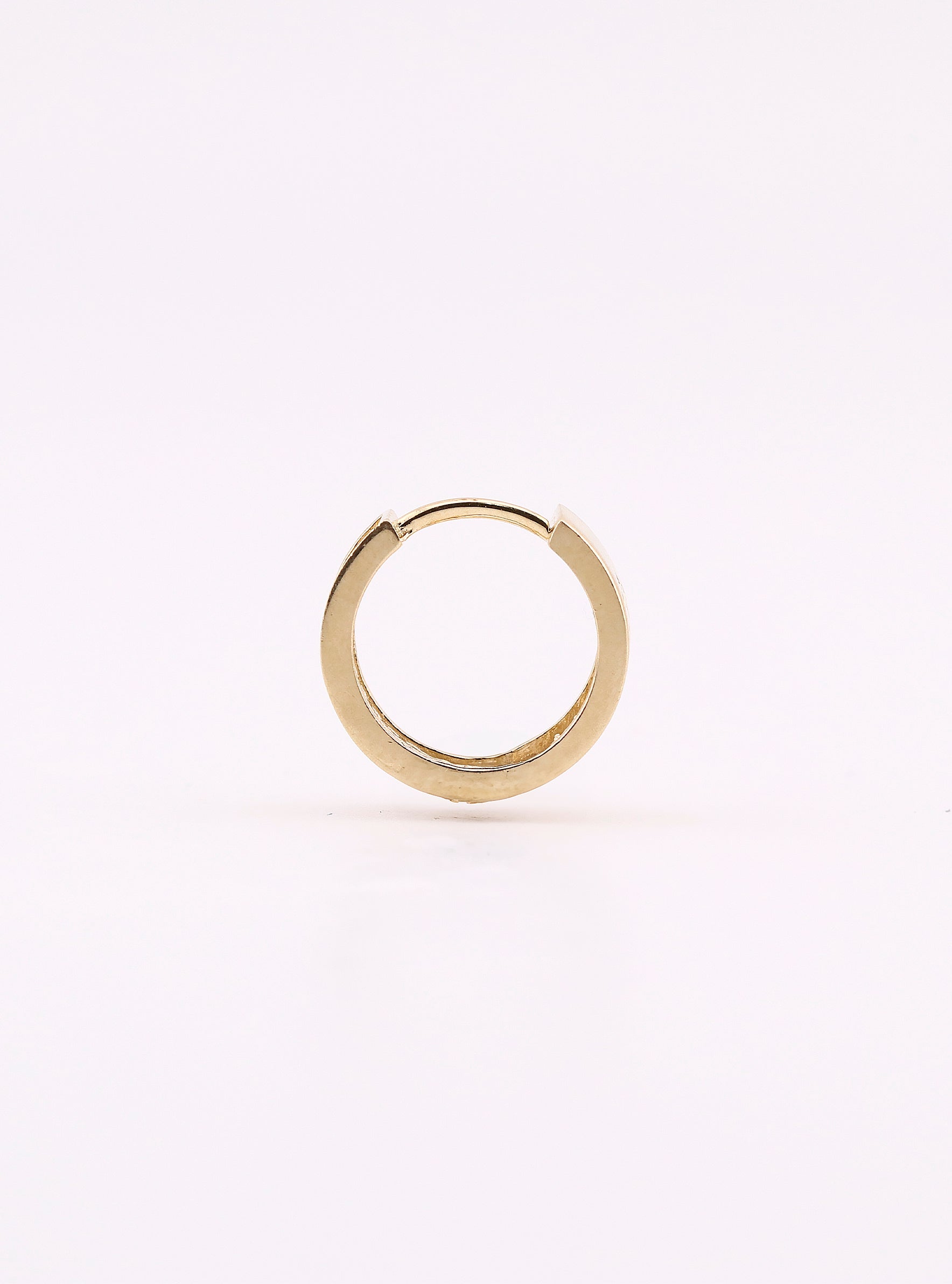 Aretes de Oro Huggies Perforados con Piedras Blancas de 14K