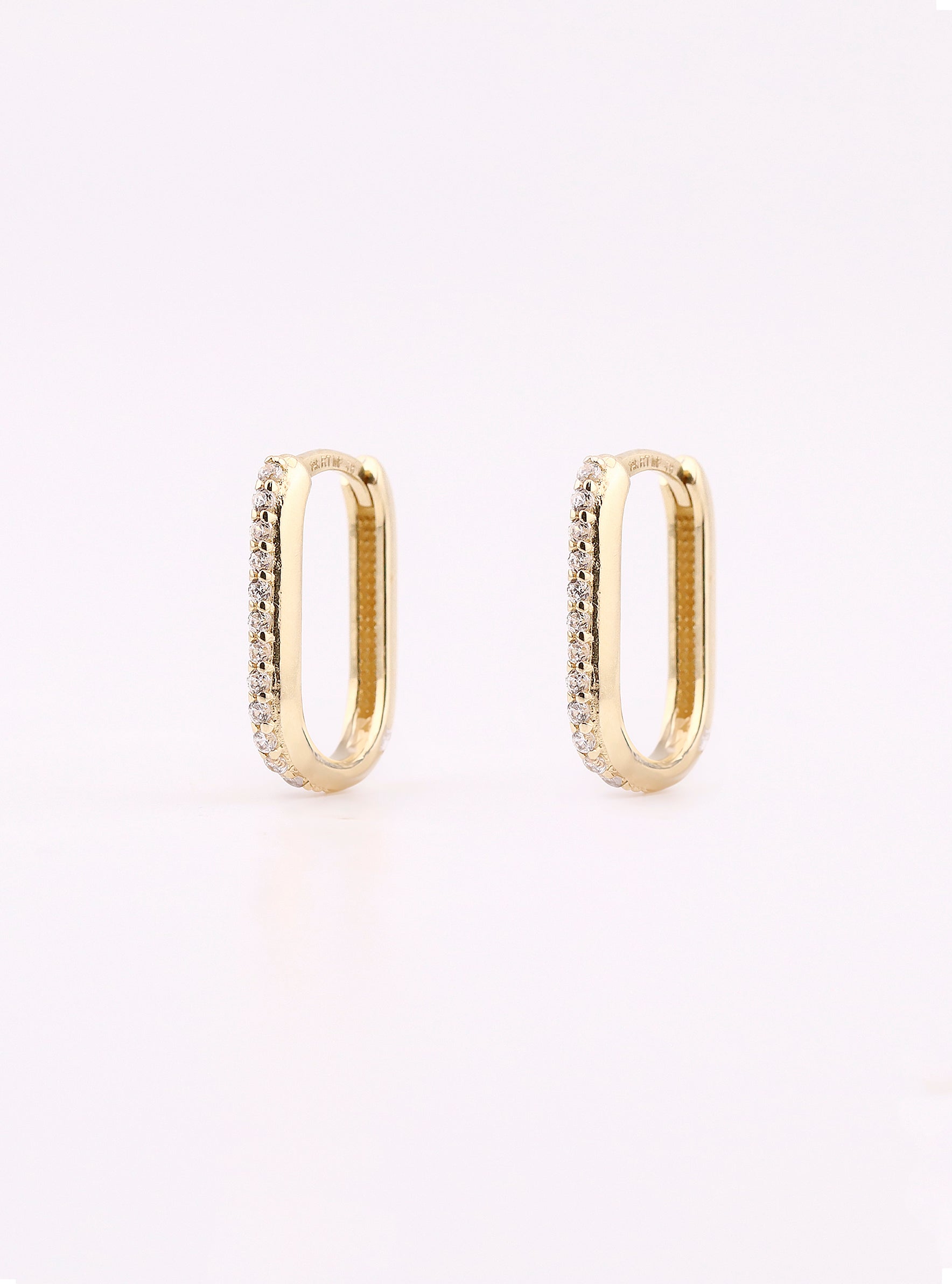 Aretes de Oro Huggies Ovalados con Piedras Blancas de 14K