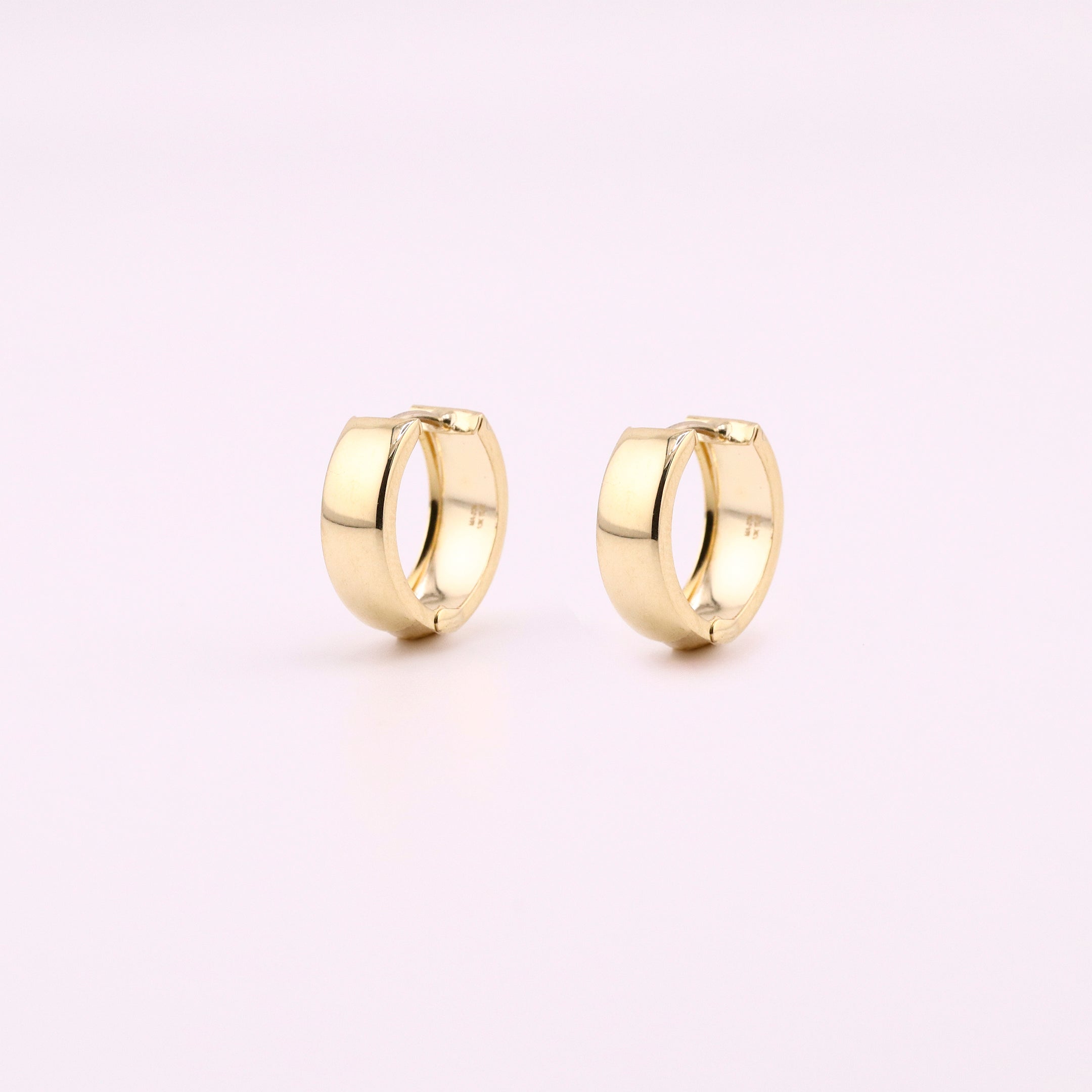 Aretes Huggies Clásicos en Oro de 10K