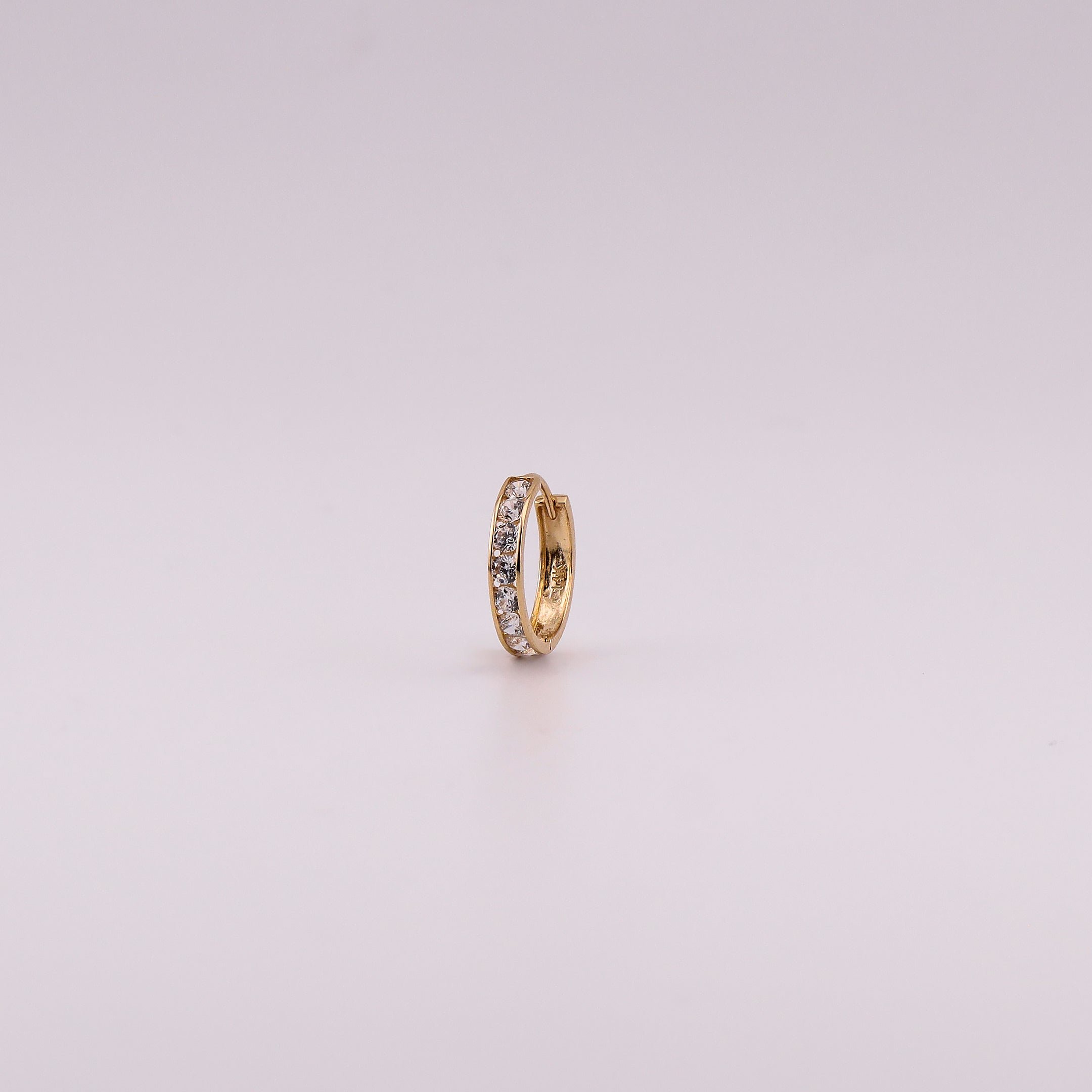 Aretes Huggies Baguette C/Piedras Blancas en Oro de 14K