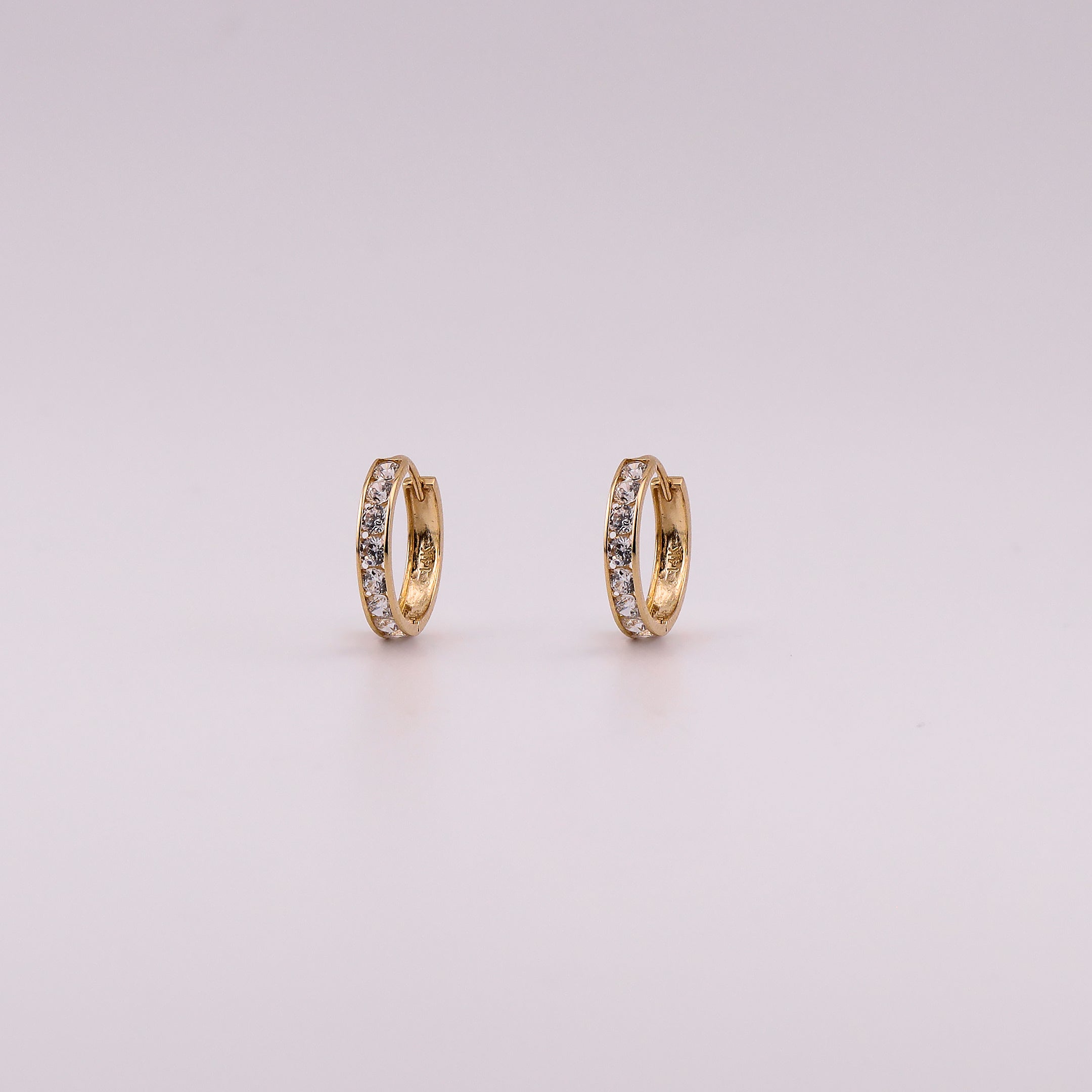 Aretes Huggies Baguette C/Piedras Blancas en Oro de 14K