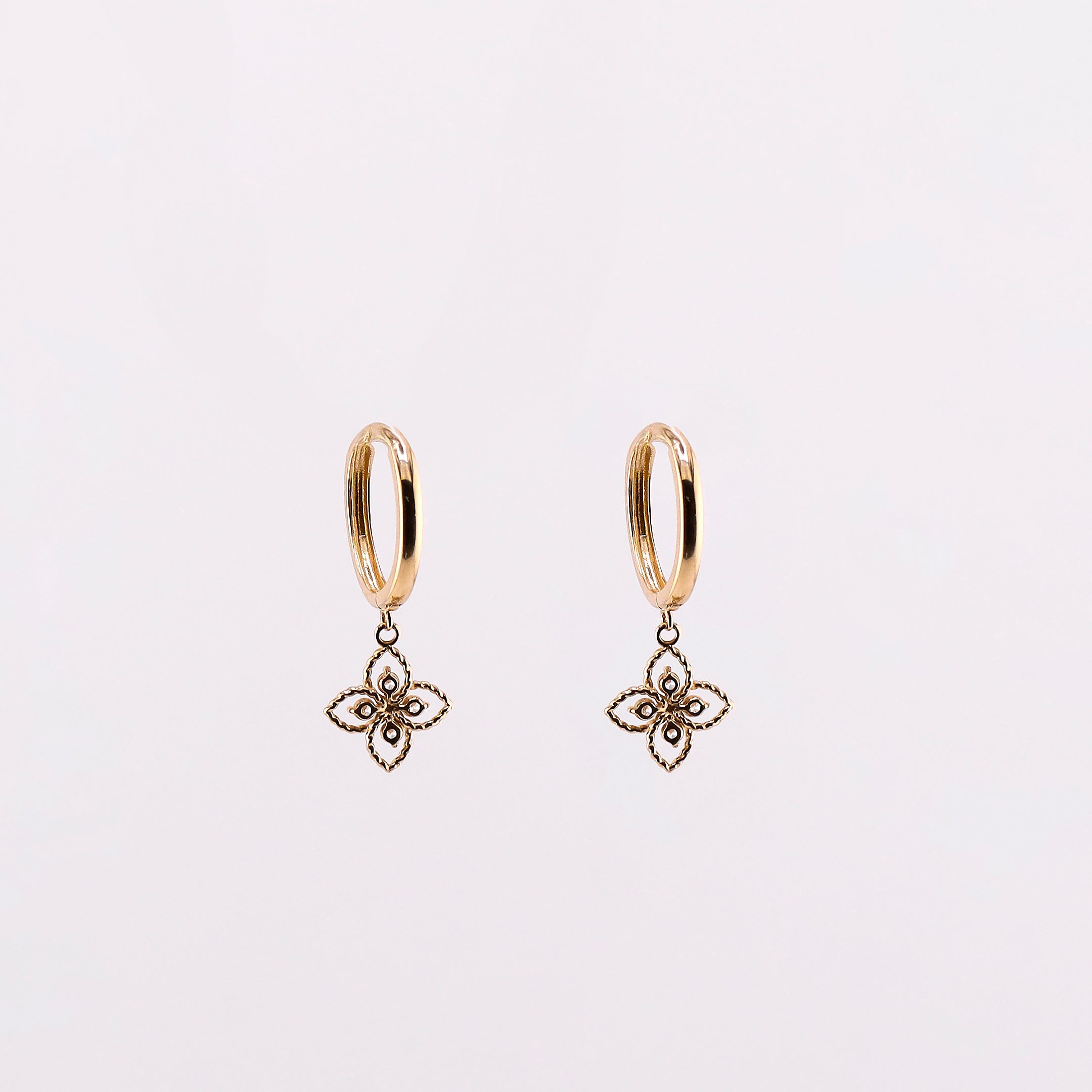 Aretes Huggies Flor C/Piedras Blancas en Oro de 14K