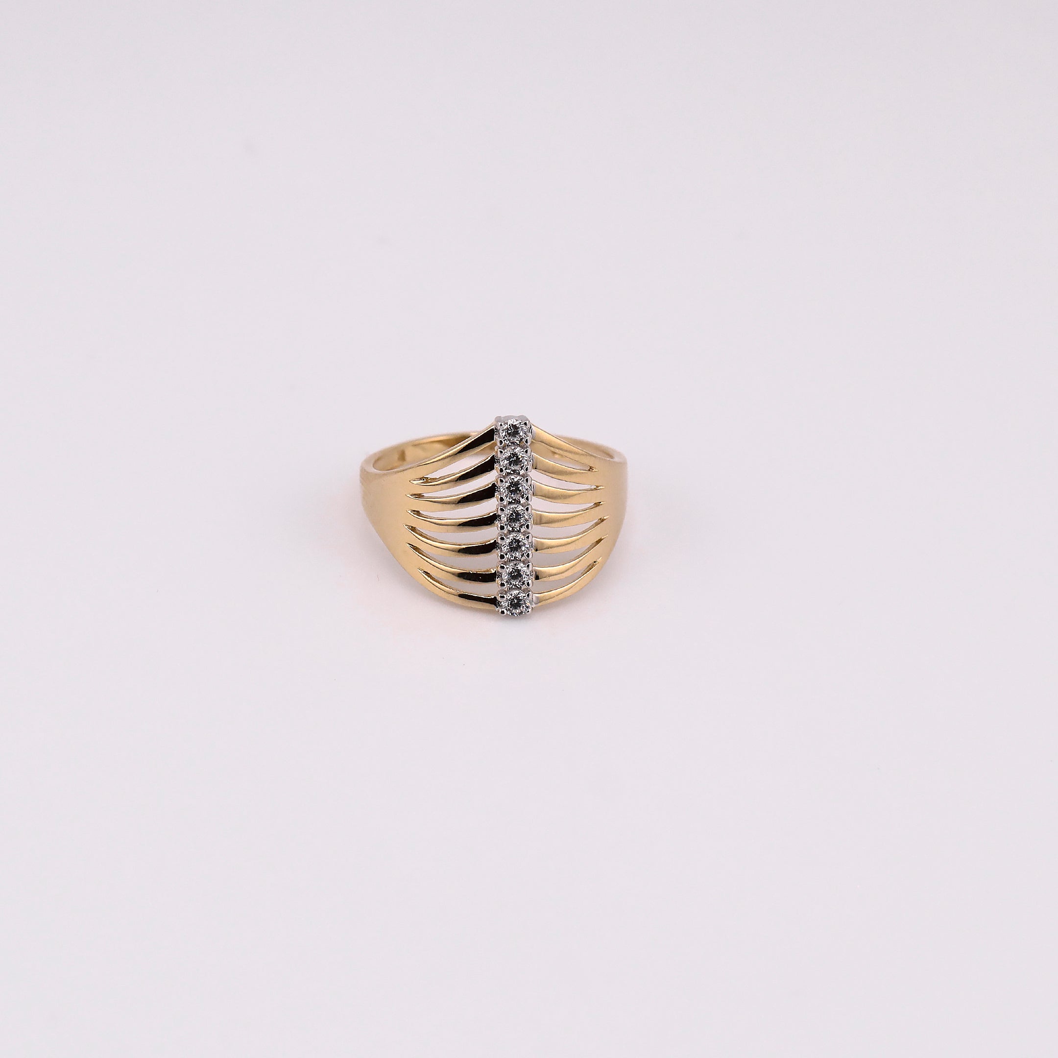 Anillo Siete Líneas C/Piedras Blancas en Oro de 14K