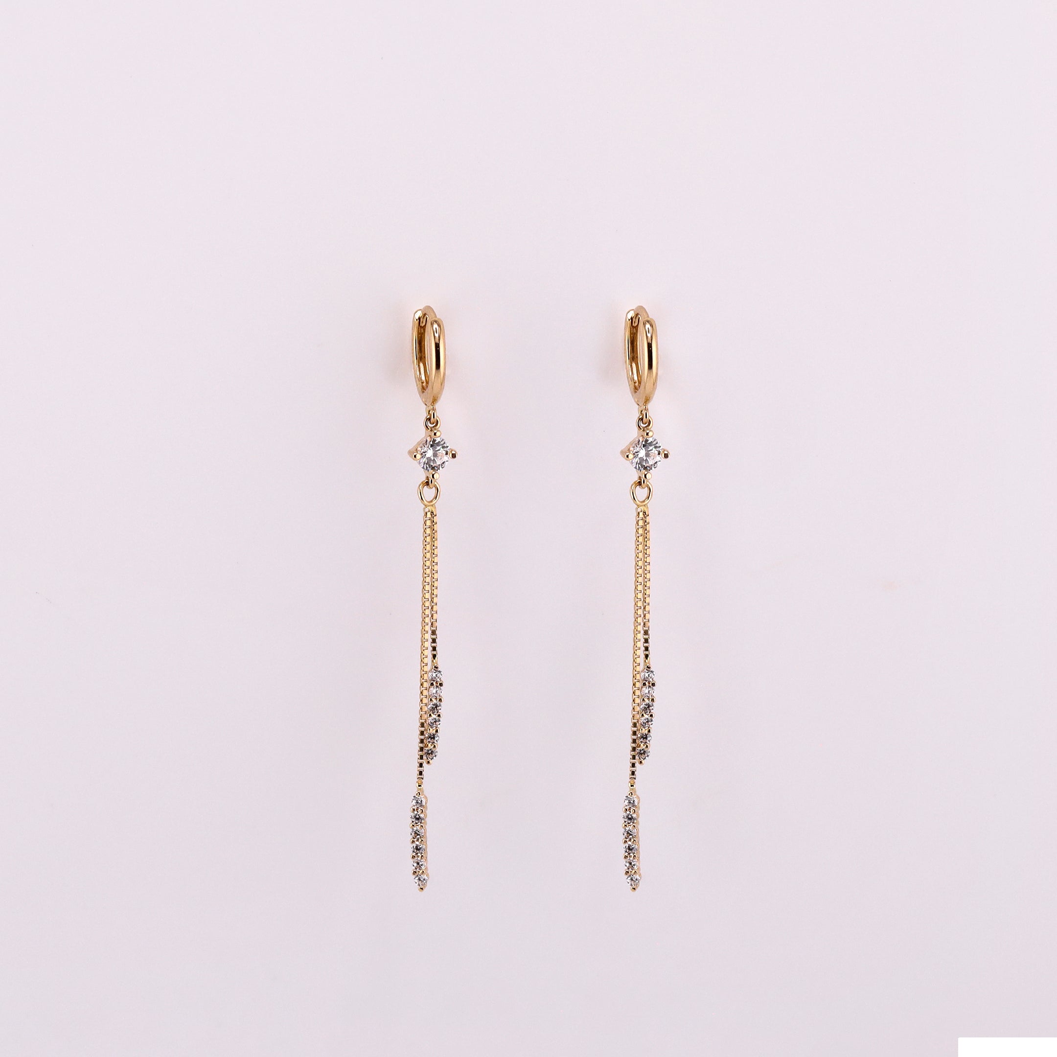 Aretes Huggies Largos C/Piedras Blancas en Oro de 14K
