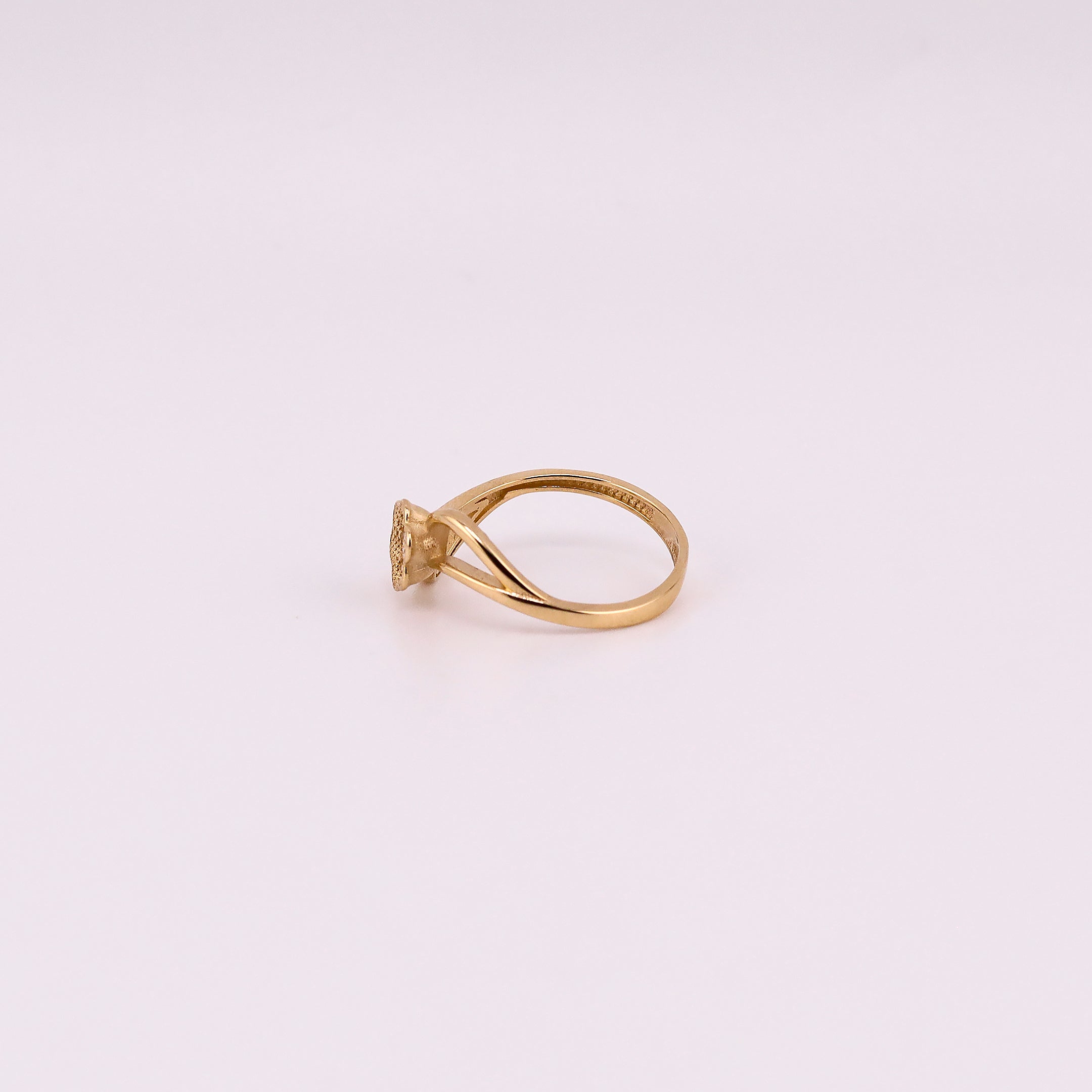 Anillo Cruzado Flor con Piedras Blancas en Oro de 14K