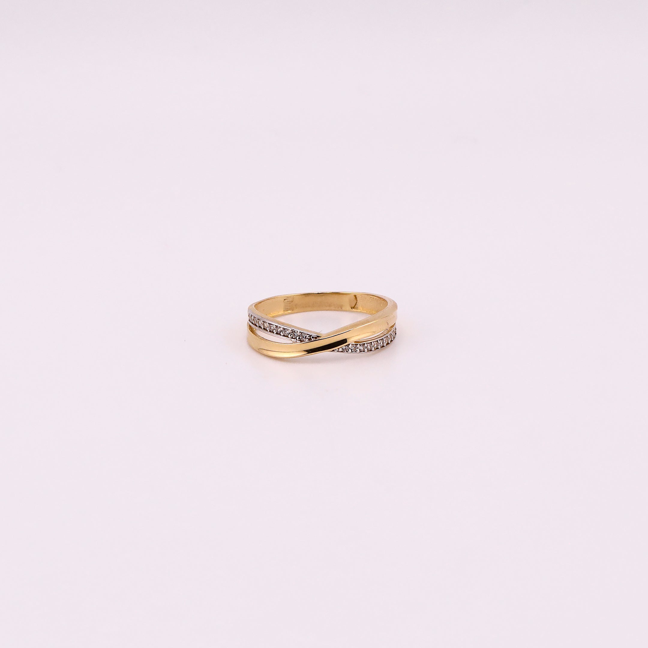 Anillo Entrelazado C/Piedras Blancas en Oro de 14K