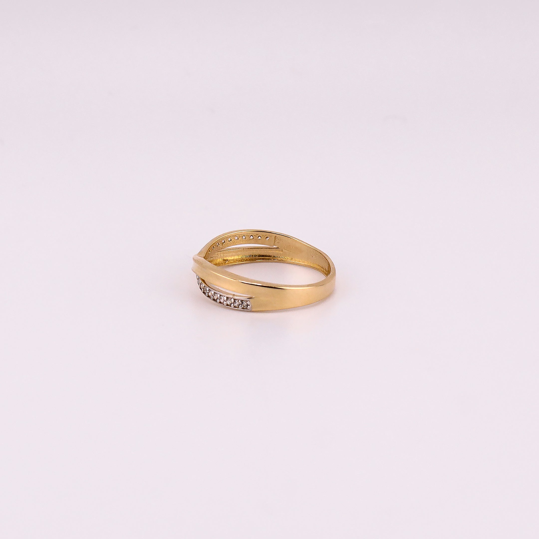Anillo Entrelazado C/Piedras Blancas en Oro de 14K