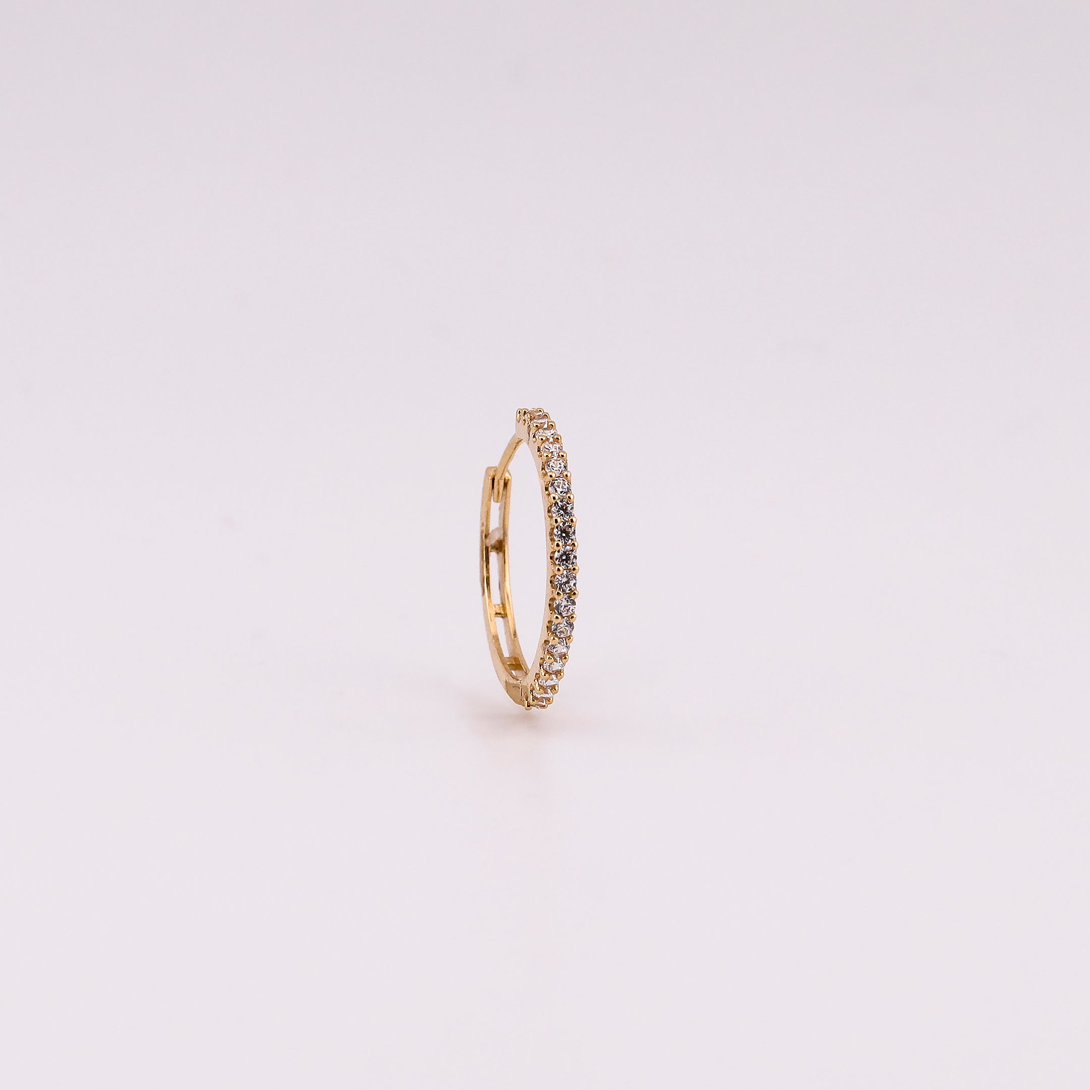 Aretes Huggies C/Piedras Blancas en Oro de 10K