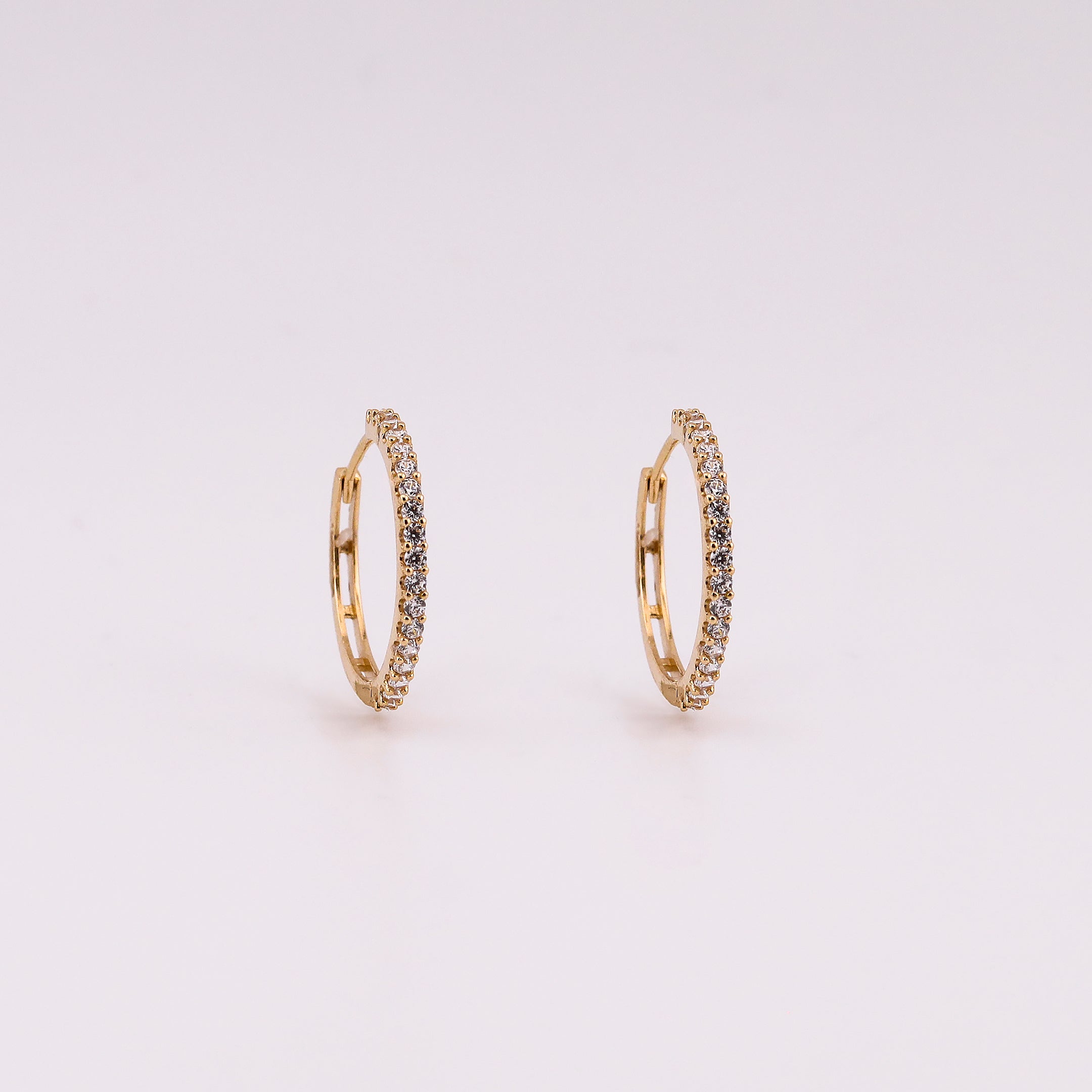 Aretes Huggies C/Piedras Blancas en Oro de 10K