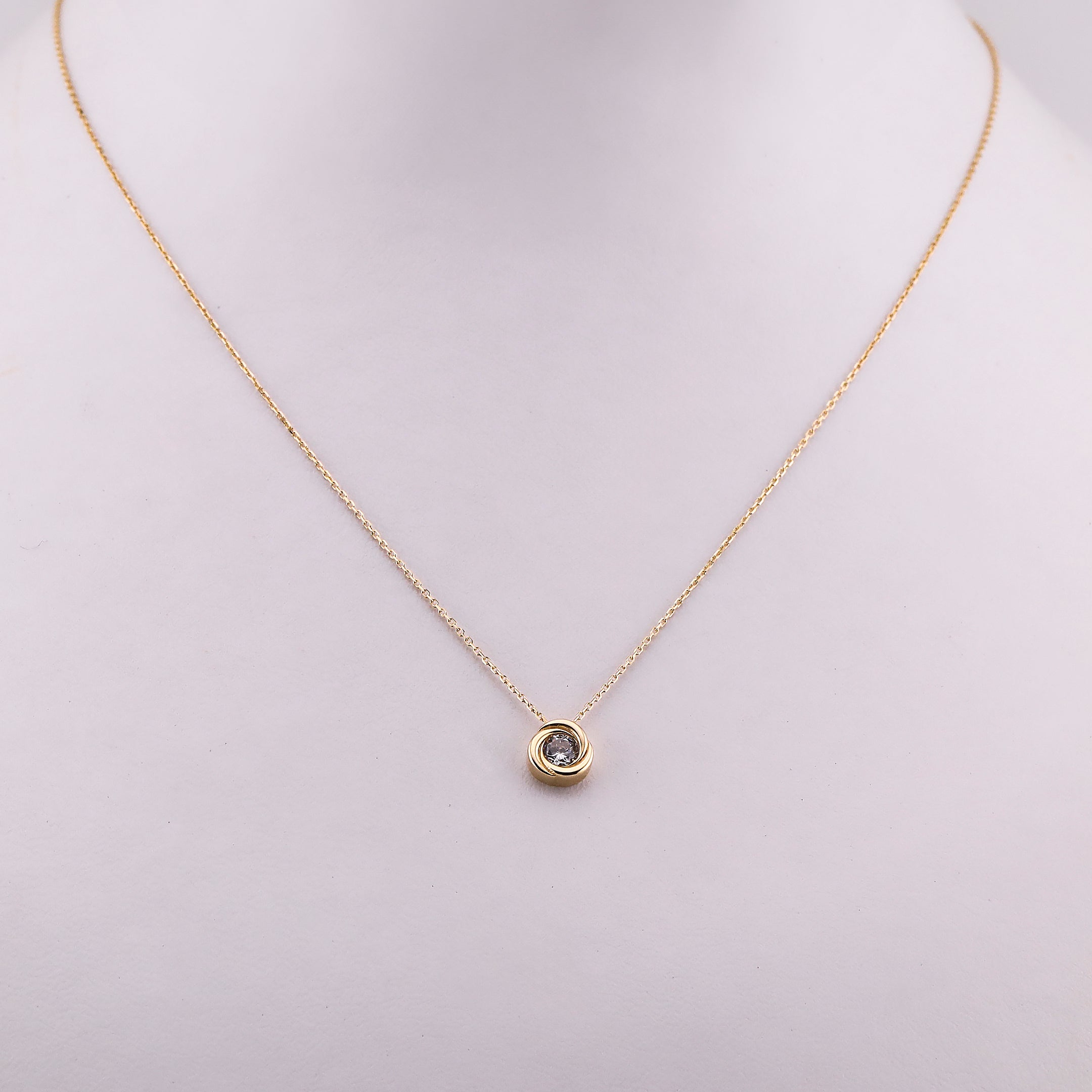 Gargantilla Nudo C/Piedra Blanca en Oro de 14K