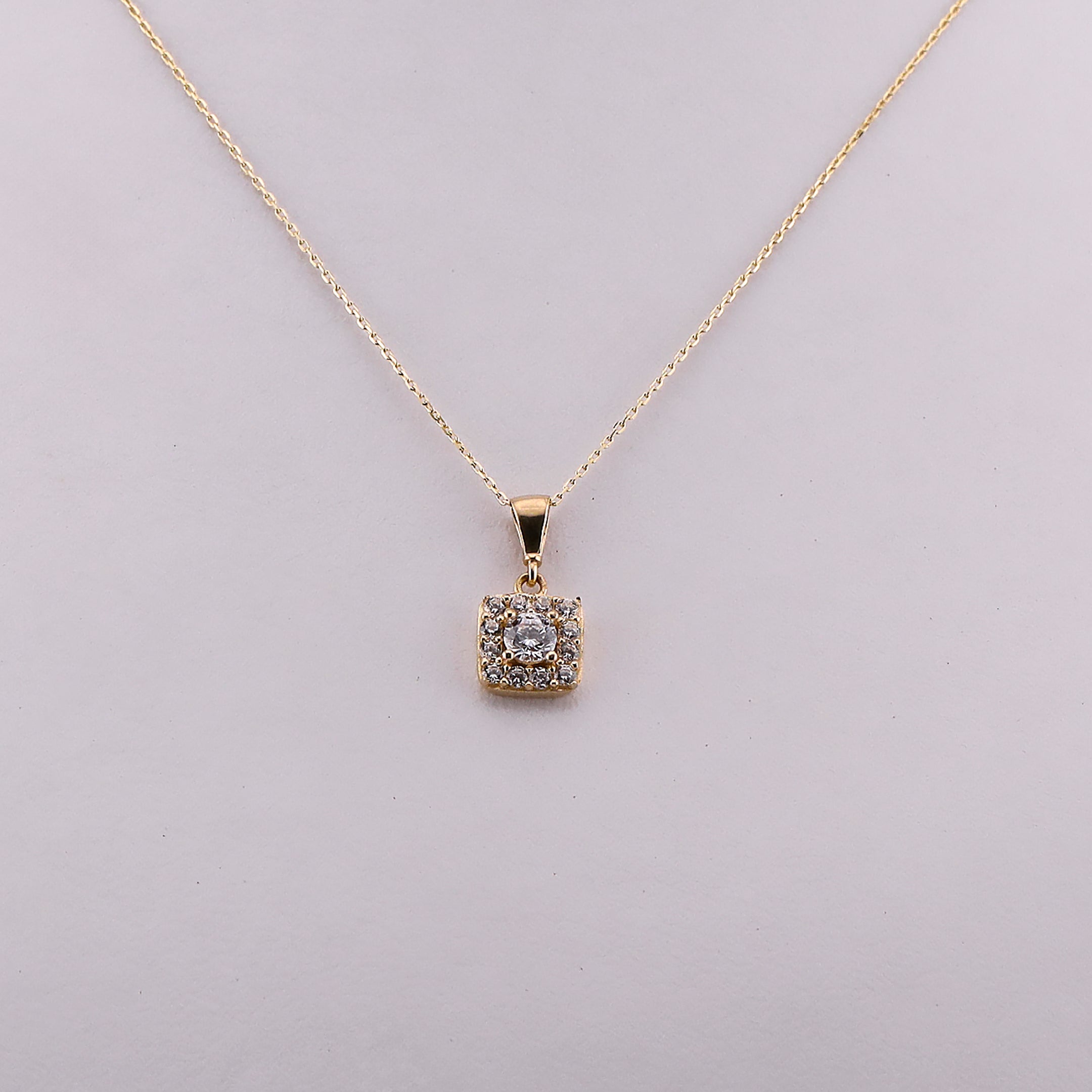 Gargantilla Cuadro C/Piedras Blancas en Oro de 14K