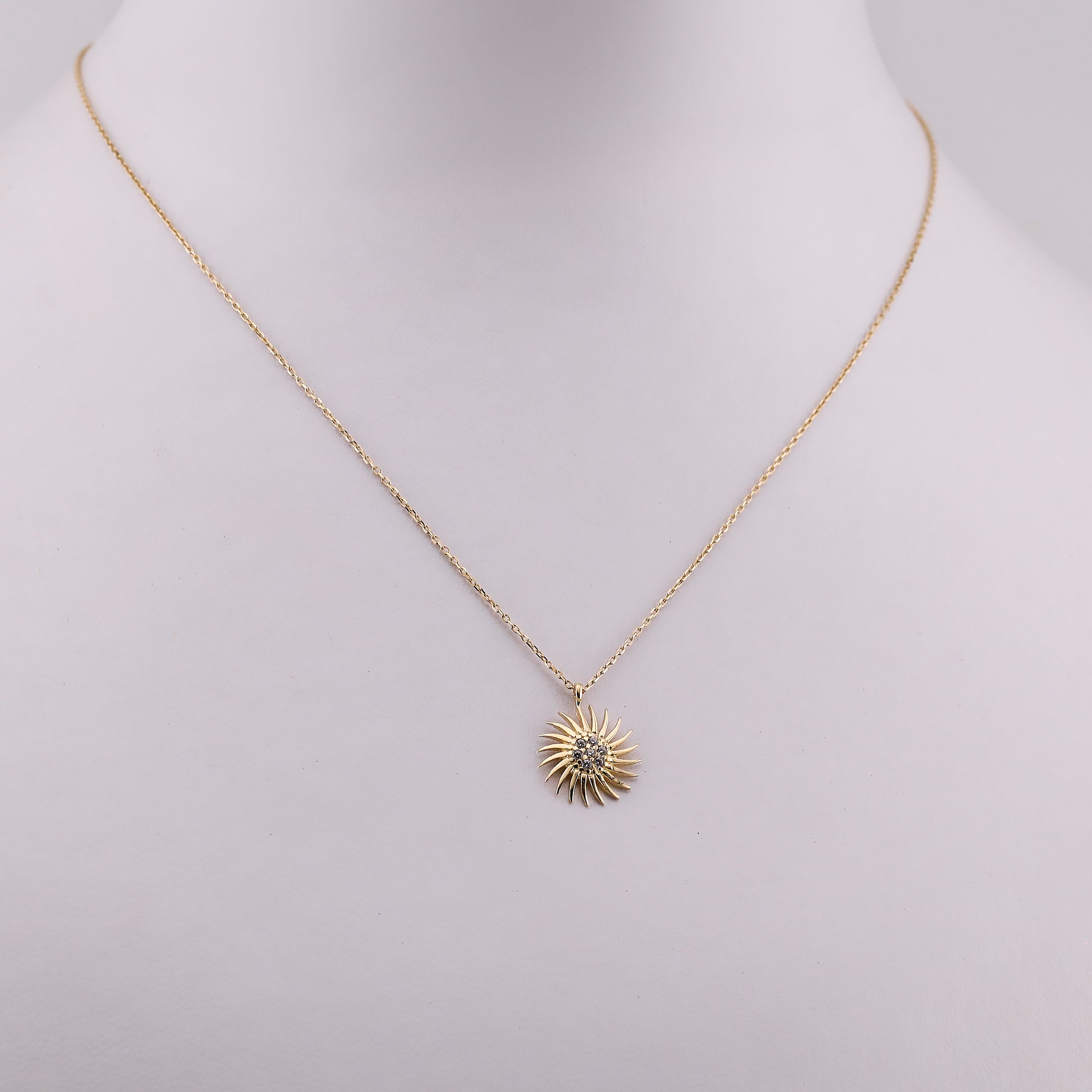 Gargantilla Sol C/Piedras Blancas en Oro de 14K